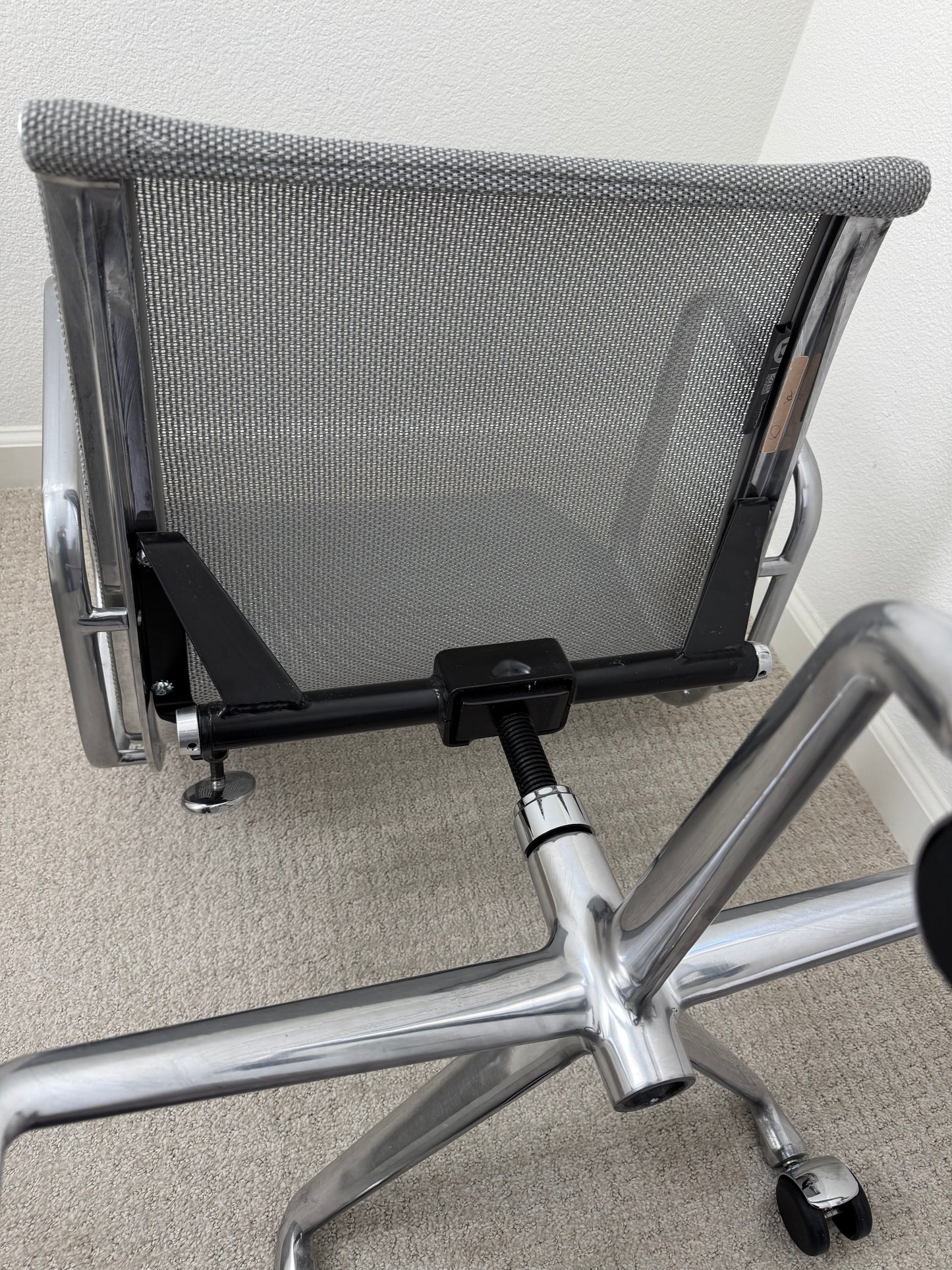 💯 Authentic Herman Miller Eames Aluminum Group Chair With Cygnus Zinc Mesh (V2)