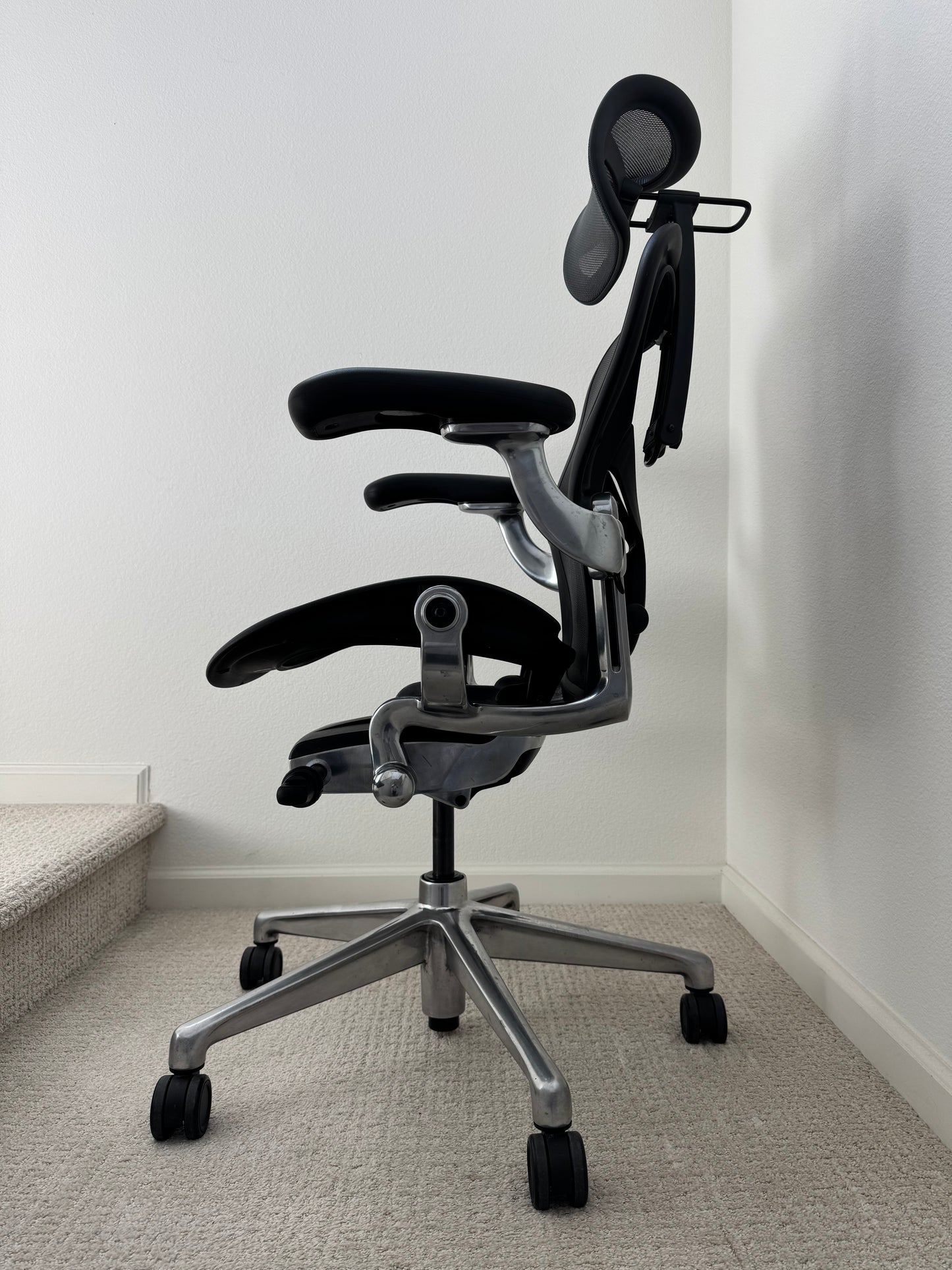 Pre Owned Herman Miller Aeron Size A Remastered With Chrome Frame Gaming Chair/ Office Chair