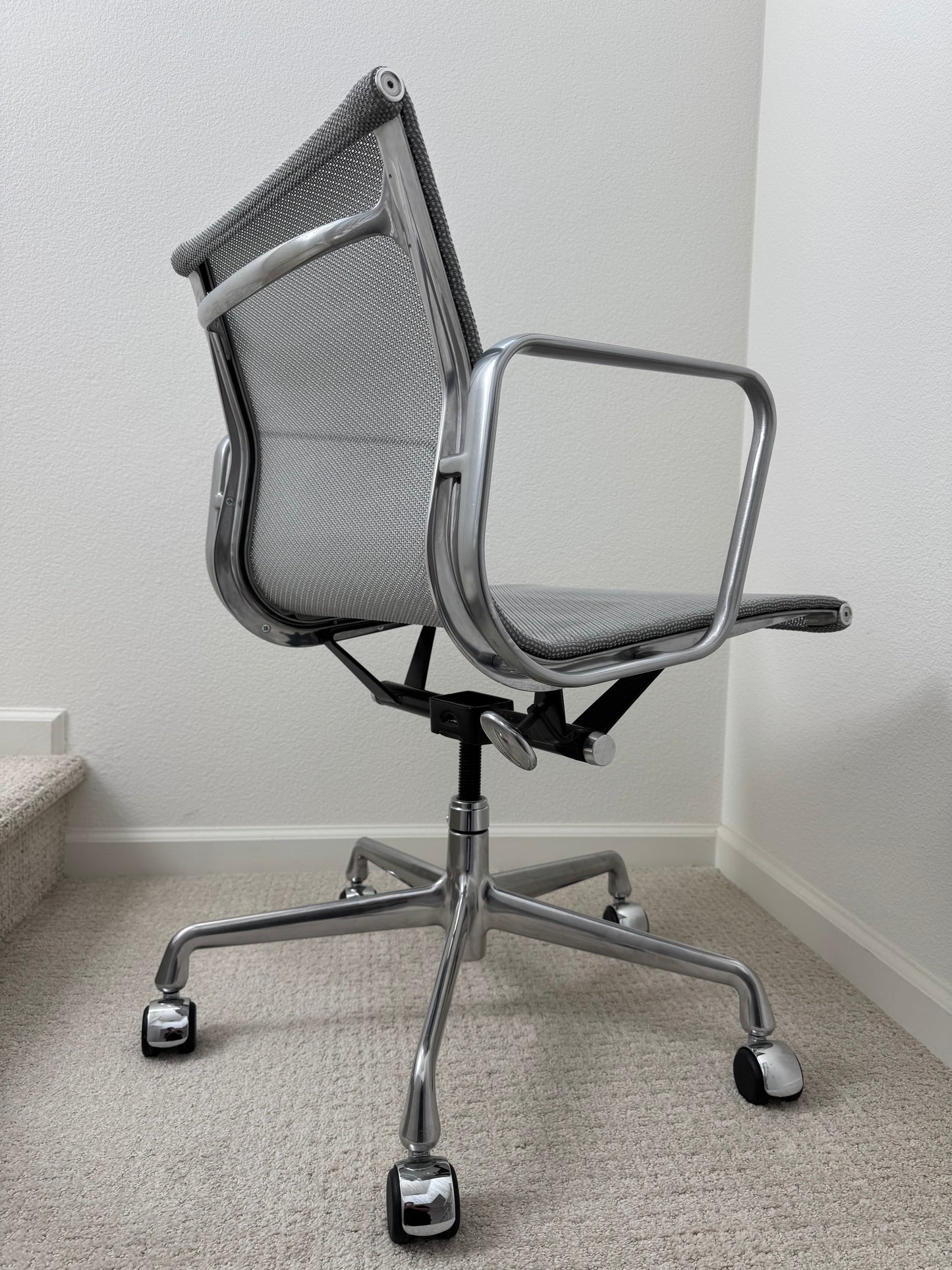 💯 Authentic Herman Miller Eames Aluminum Group Chair With Cygnus Zinc Mesh (V2)