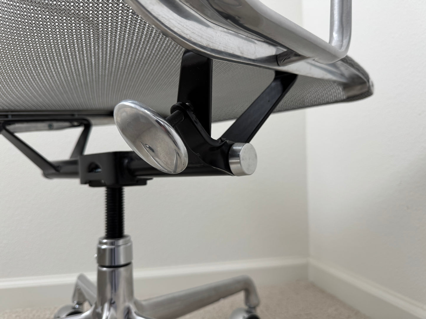 💯 Authentic Herman Miller Eames Aluminum Group Chair With Cygnus Zinc Mesh (V2)