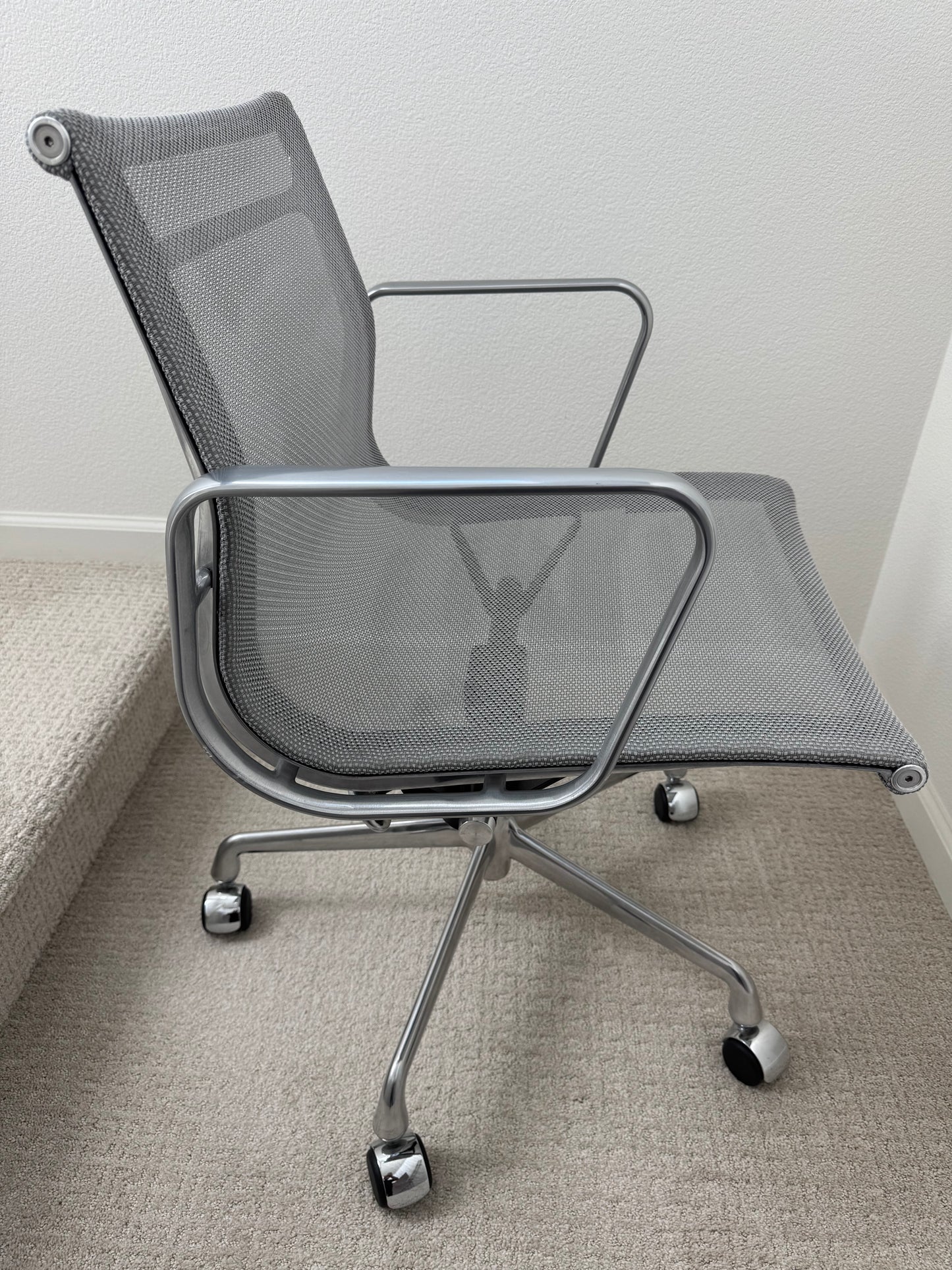 💯 Authentic Herman Miller Eames Aluminum Group Chair With Cygnus Zinc Mesh (V2)
