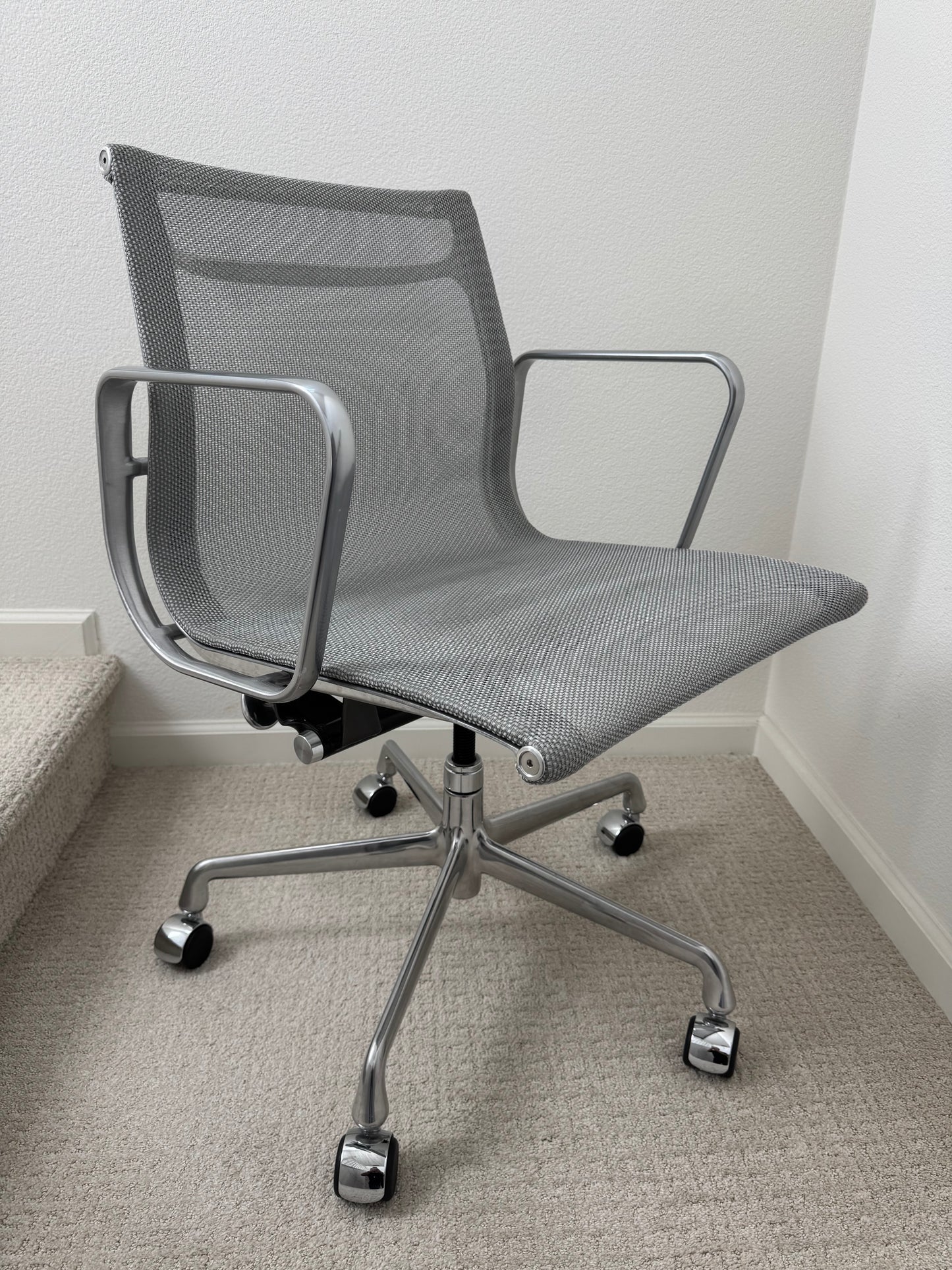 💯 Authentic Herman Miller Eames Aluminum Group Chair With Cygnus Zinc Mesh (V2)