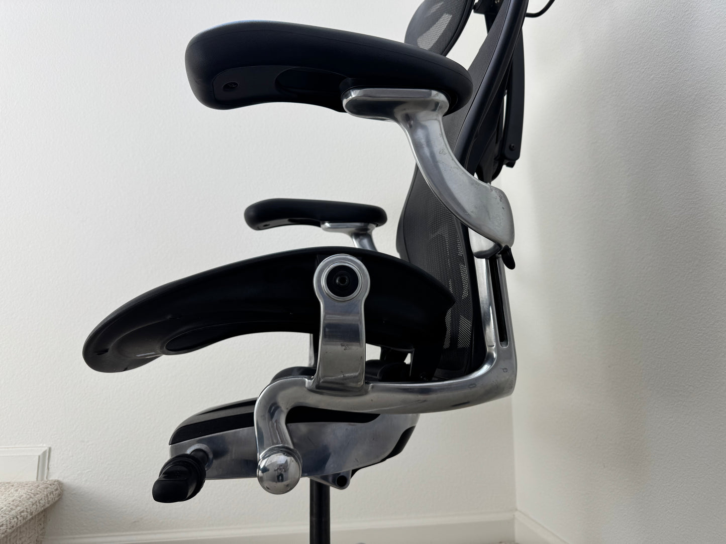 Pre Owned Herman Miller Aeron Size A Remastered With Chrome Frame Gaming Chair/ Office Chair