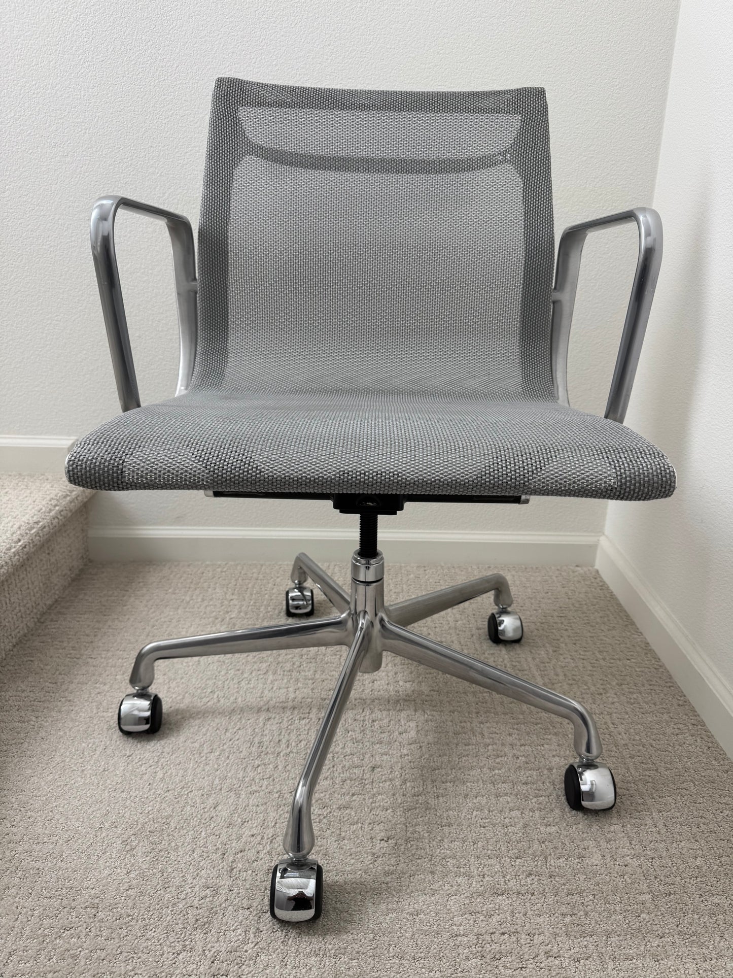 💯 Authentic Herman Miller Eames Aluminum Group Chair With Cygnus Zinc Mesh (V2)