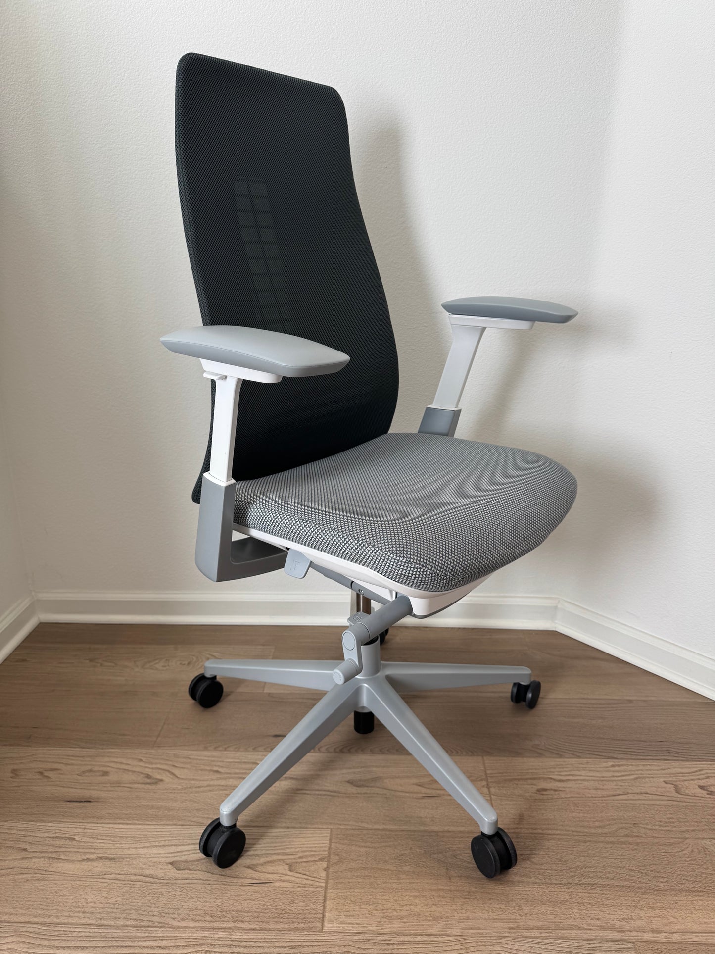Brand new Haworth Fern office chair/ gaming chair