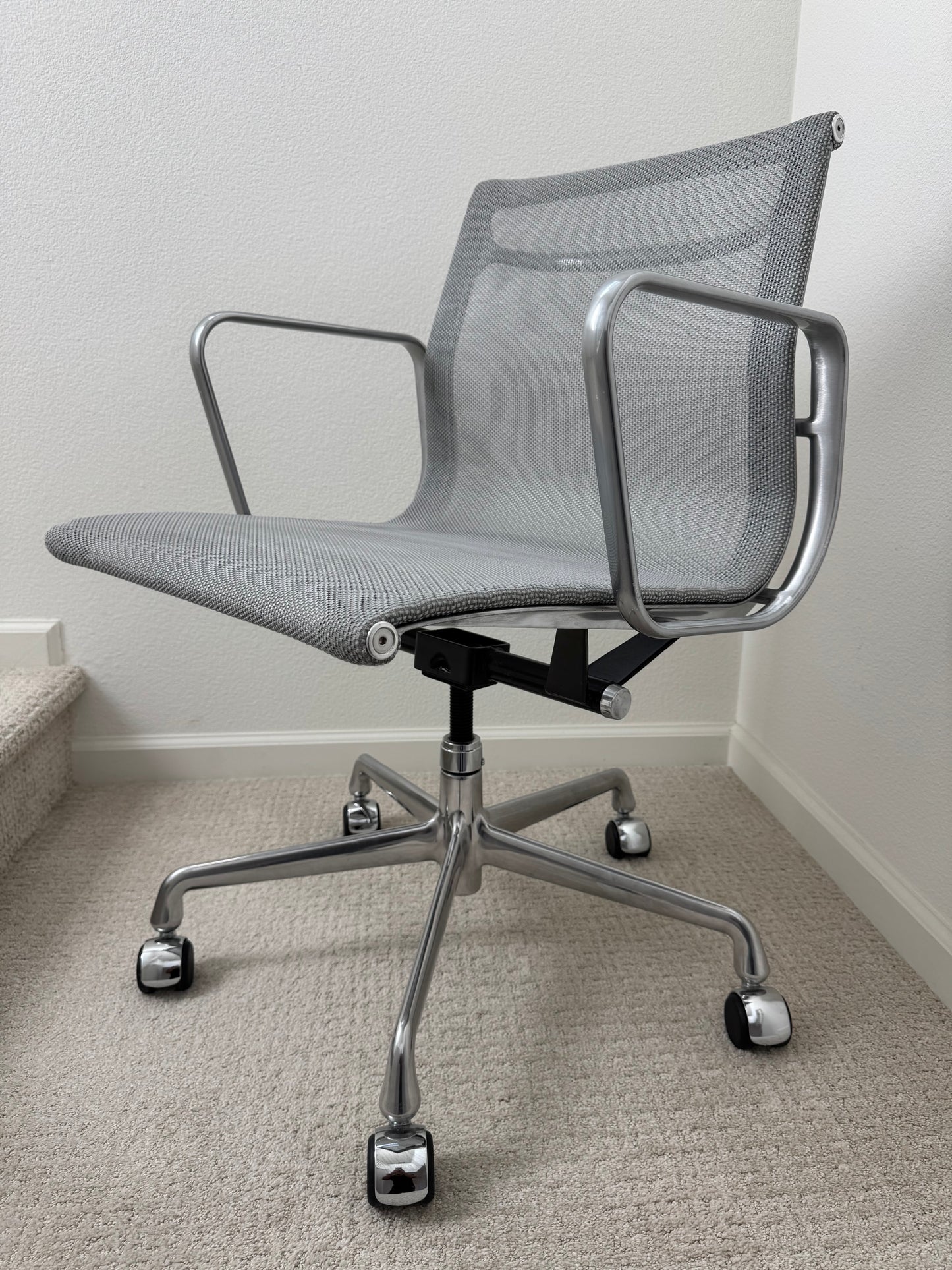 💯 Authentic Herman Miller Eames Aluminum Group Chair With Cygnus Zinc Mesh (V2)