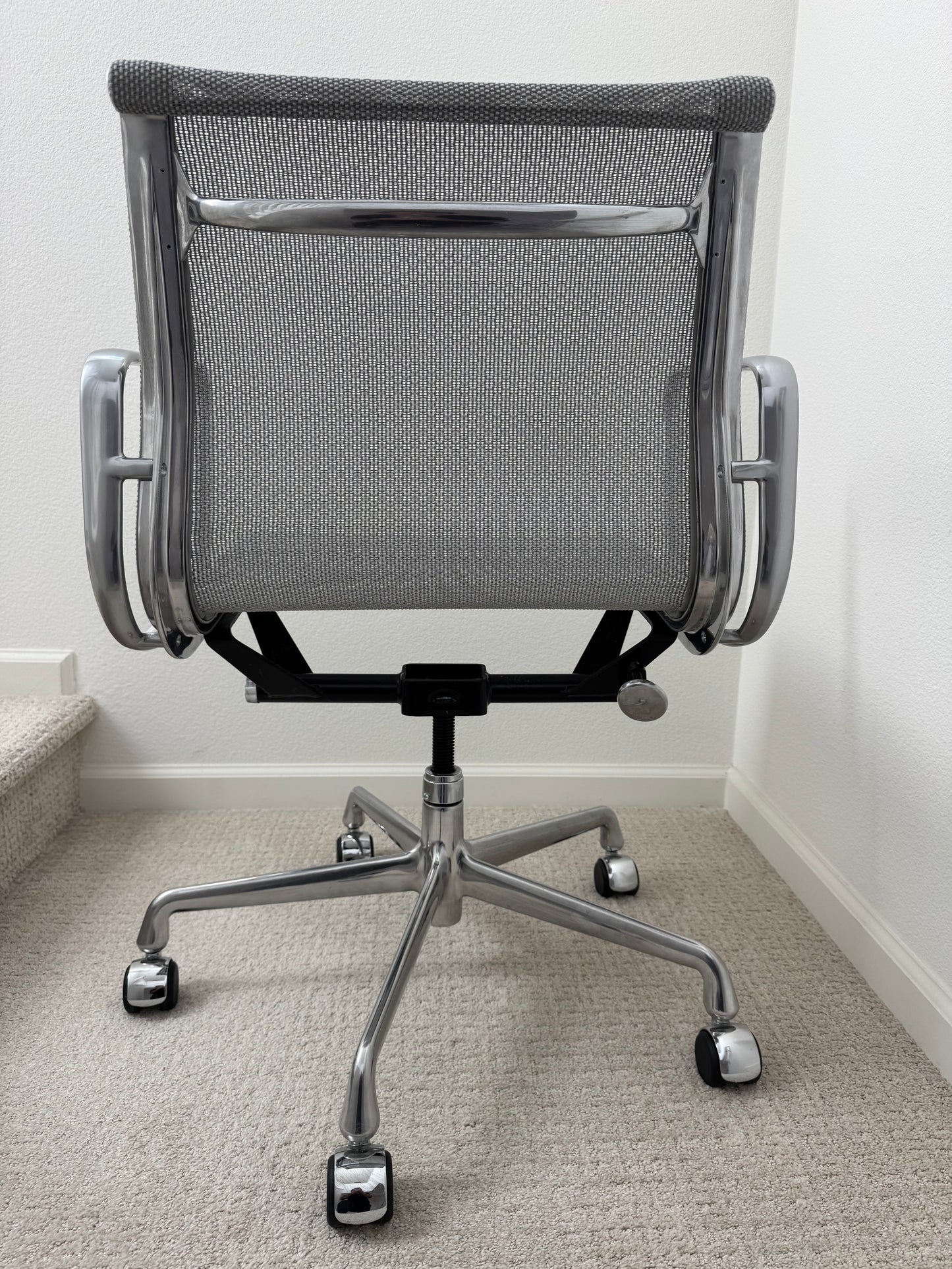 💯 Authentic Herman Miller Eames Aluminum Group Chair With Cygnus Zinc Mesh (V2)