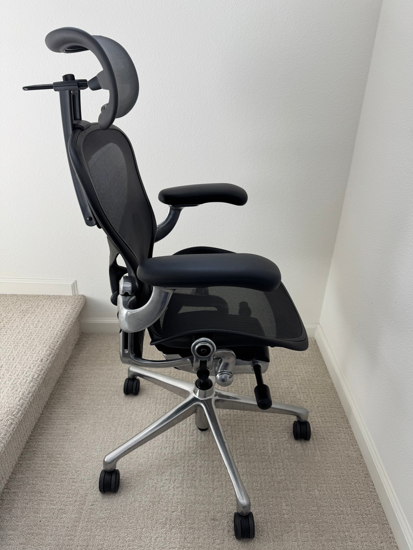 Pre Owned Herman Miller Aeron Size A Remastered With Chrome Frame Gaming Chair/ Office Chair