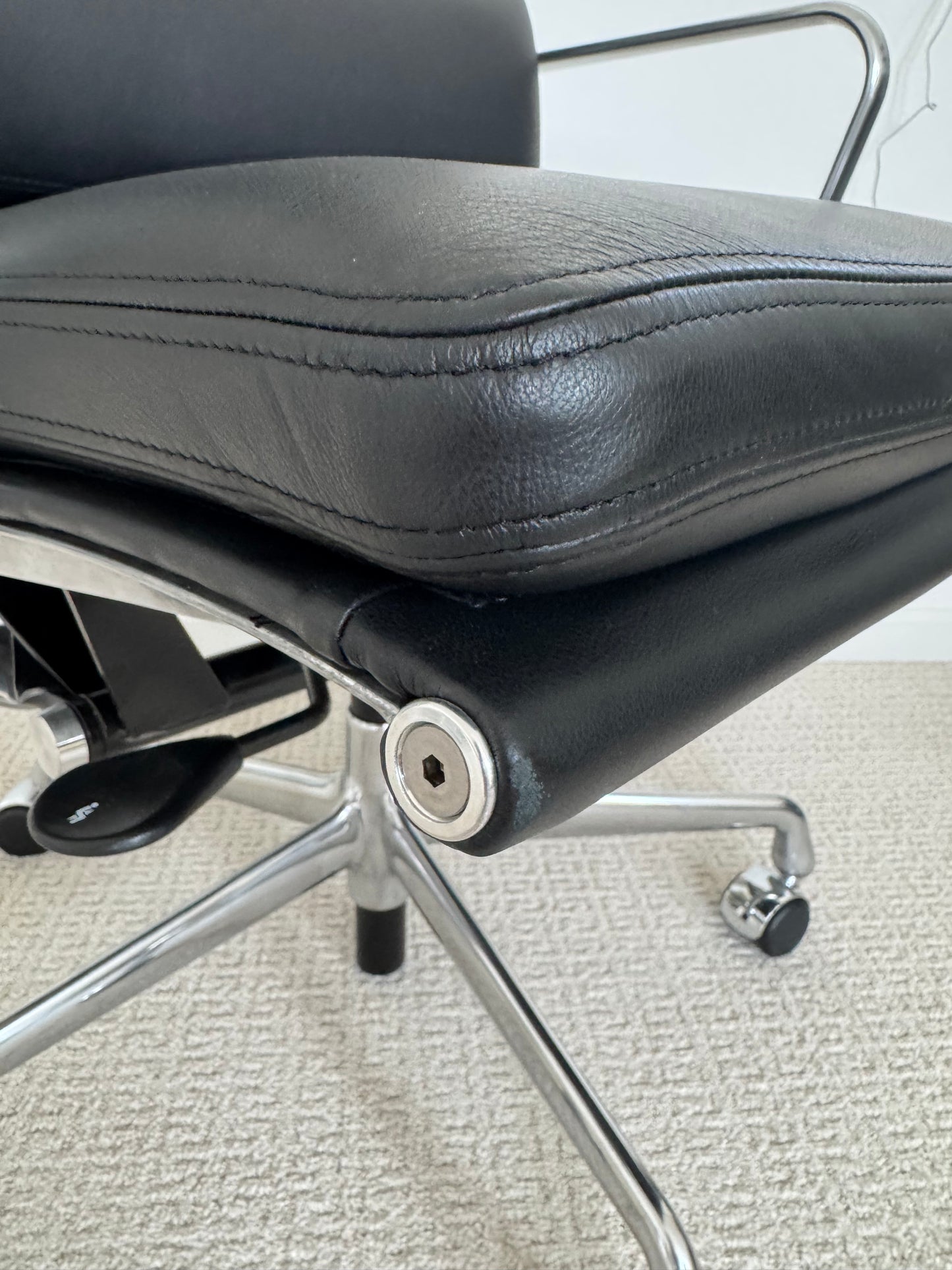 2025 New Herman Miller Eames Soft Pad Executive Office Chair