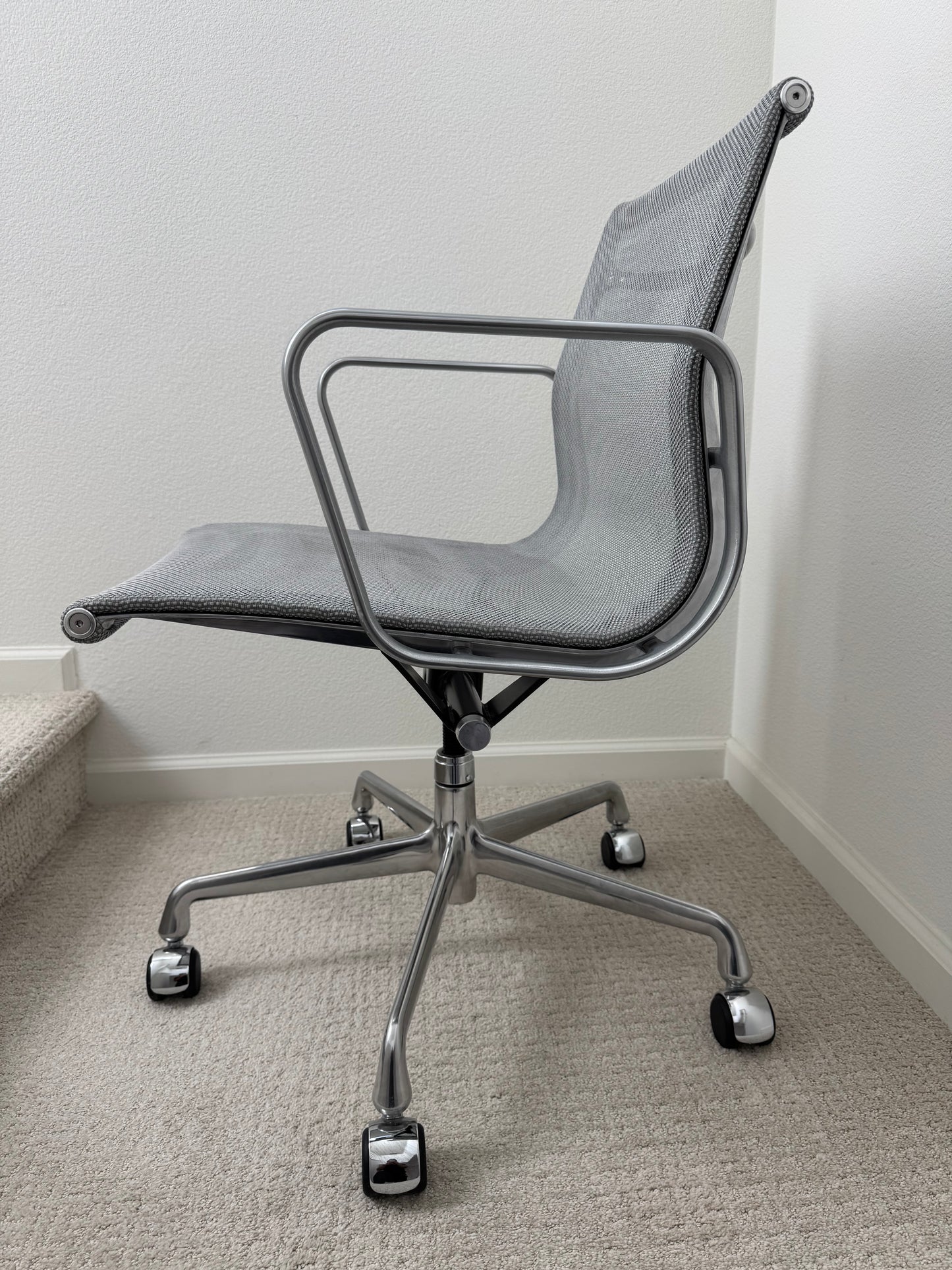 💯 Authentic Herman Miller Eames Aluminum Group Chair With Cygnus Zinc Mesh (V2)