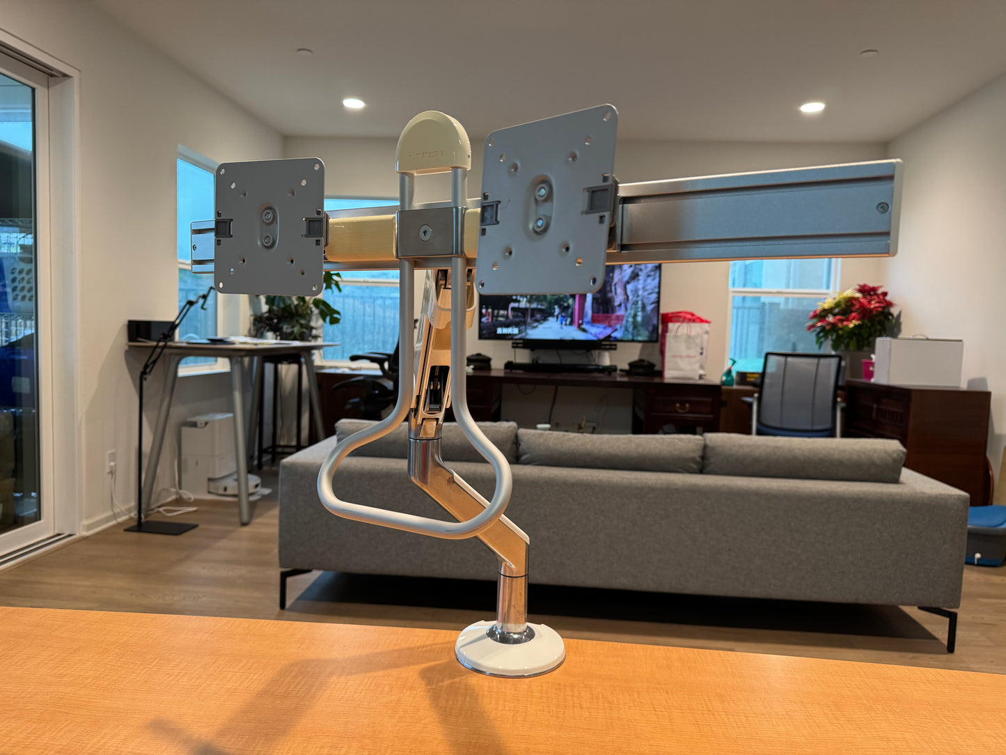 Humanscale M8.1 DUAL MONITOR ARM(28”), CROSSBAR WITH HANDLE, ANGLED/DYNAMIC LINKS