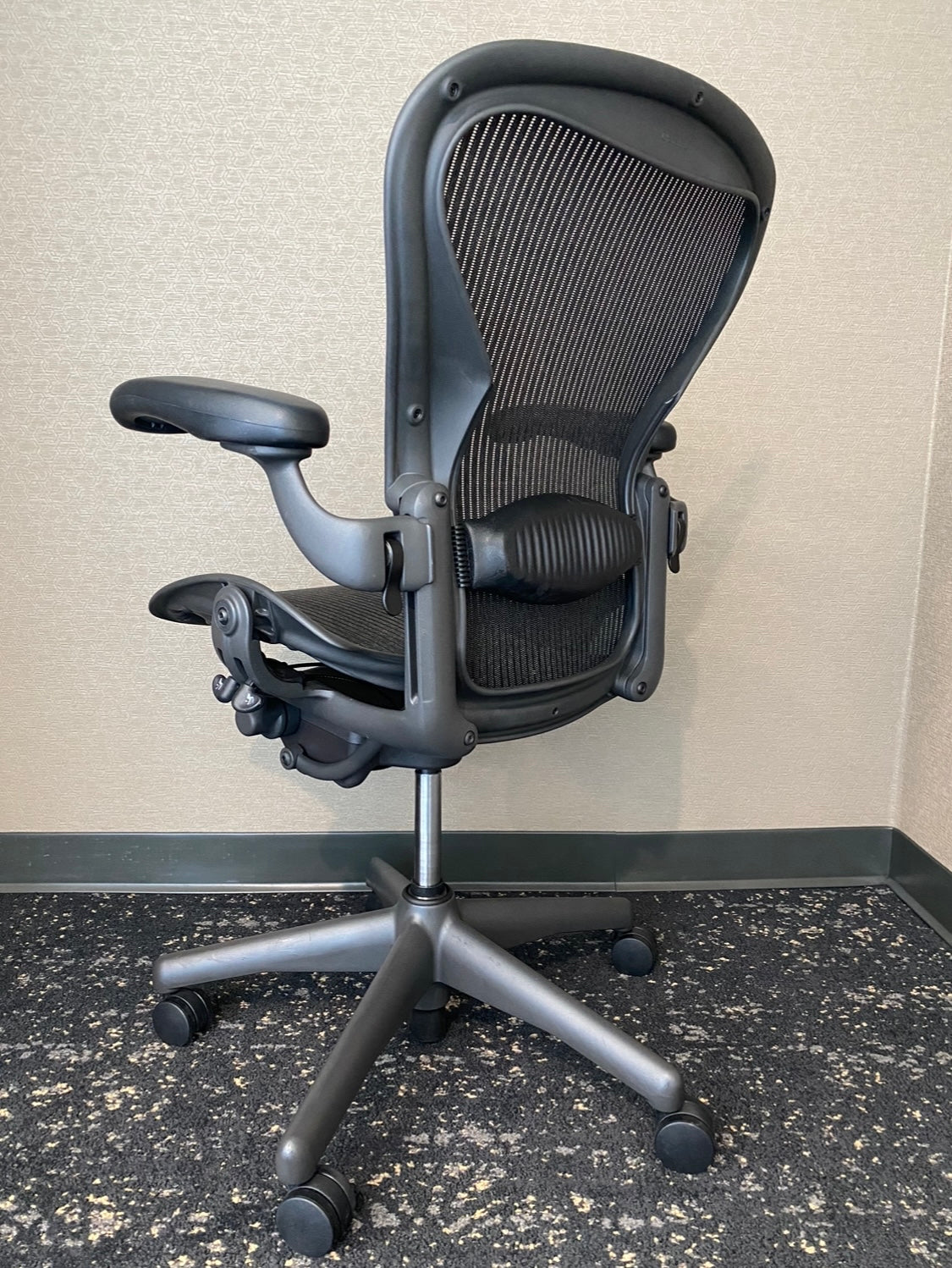 Herman Miller Aeron Chair, Size B, All Features, Fully Adjustable Arms,  Tilt Limiter and Seat Angle, Adjustable Posturefit