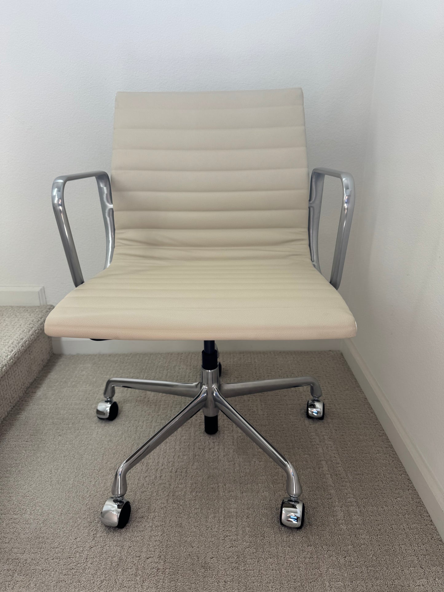 2025 Brand New Herman Miller Eames Management Office Chair With cream Vicenza leather