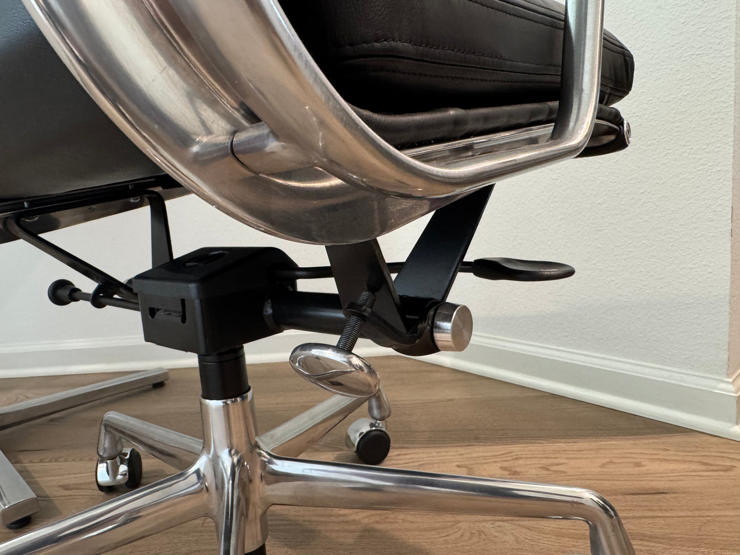 2025  New Herman Miller Eames Soft Pad Executive Office Chair