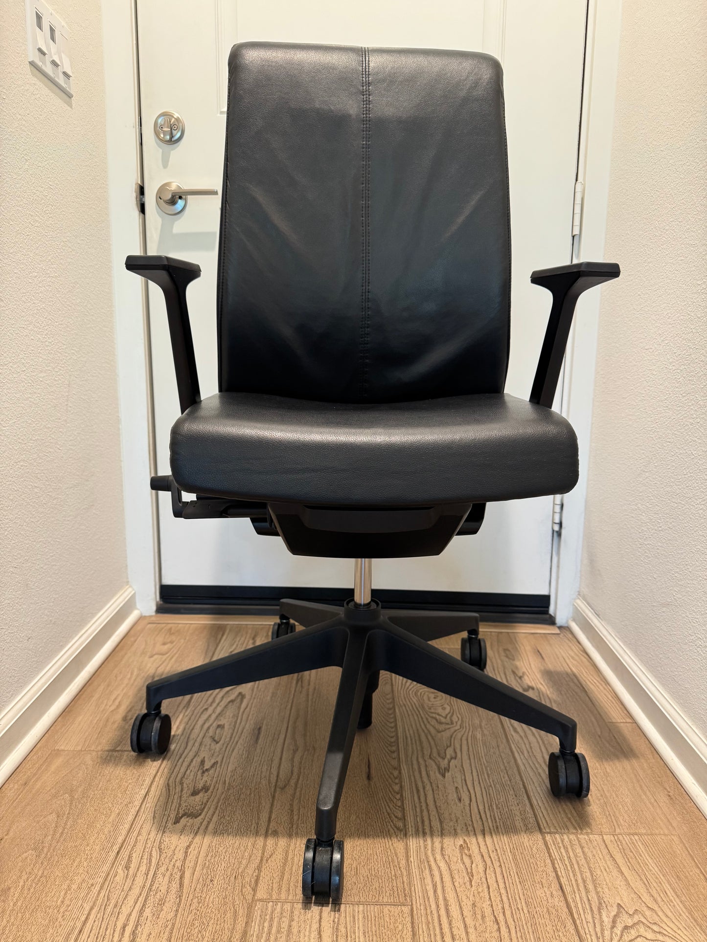 Premium Refurbished Haworth Very office chair/ conference chair