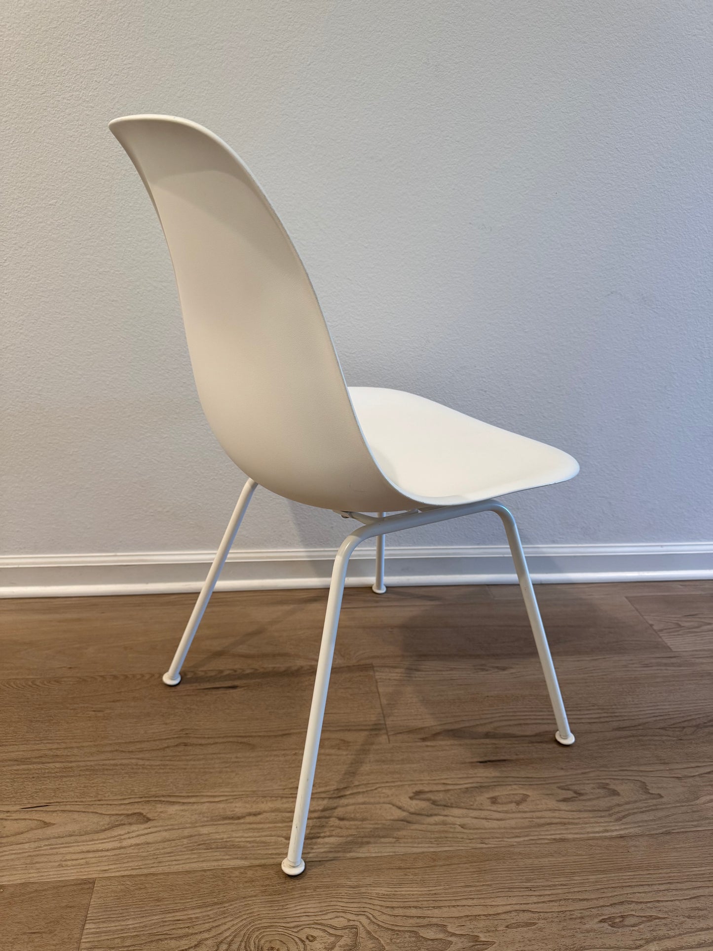 2018 Authentic Herman Miller Eames Modeled Plastic Arm chair / Side chair