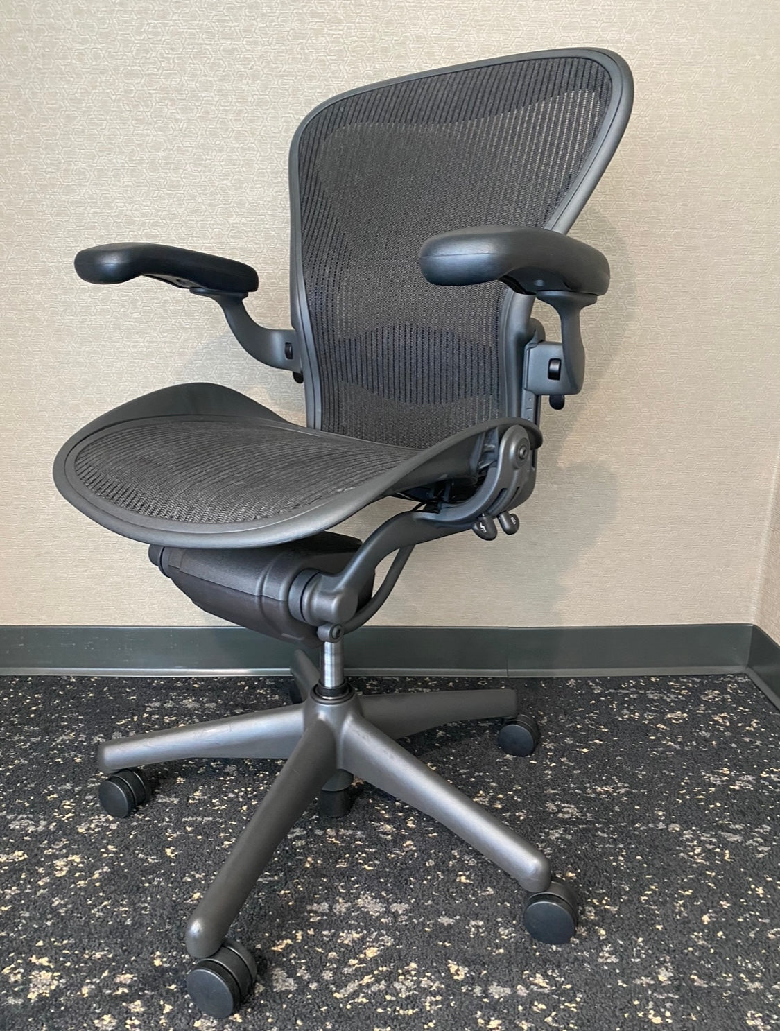 Herman miller 2024 aeron adjustable arms