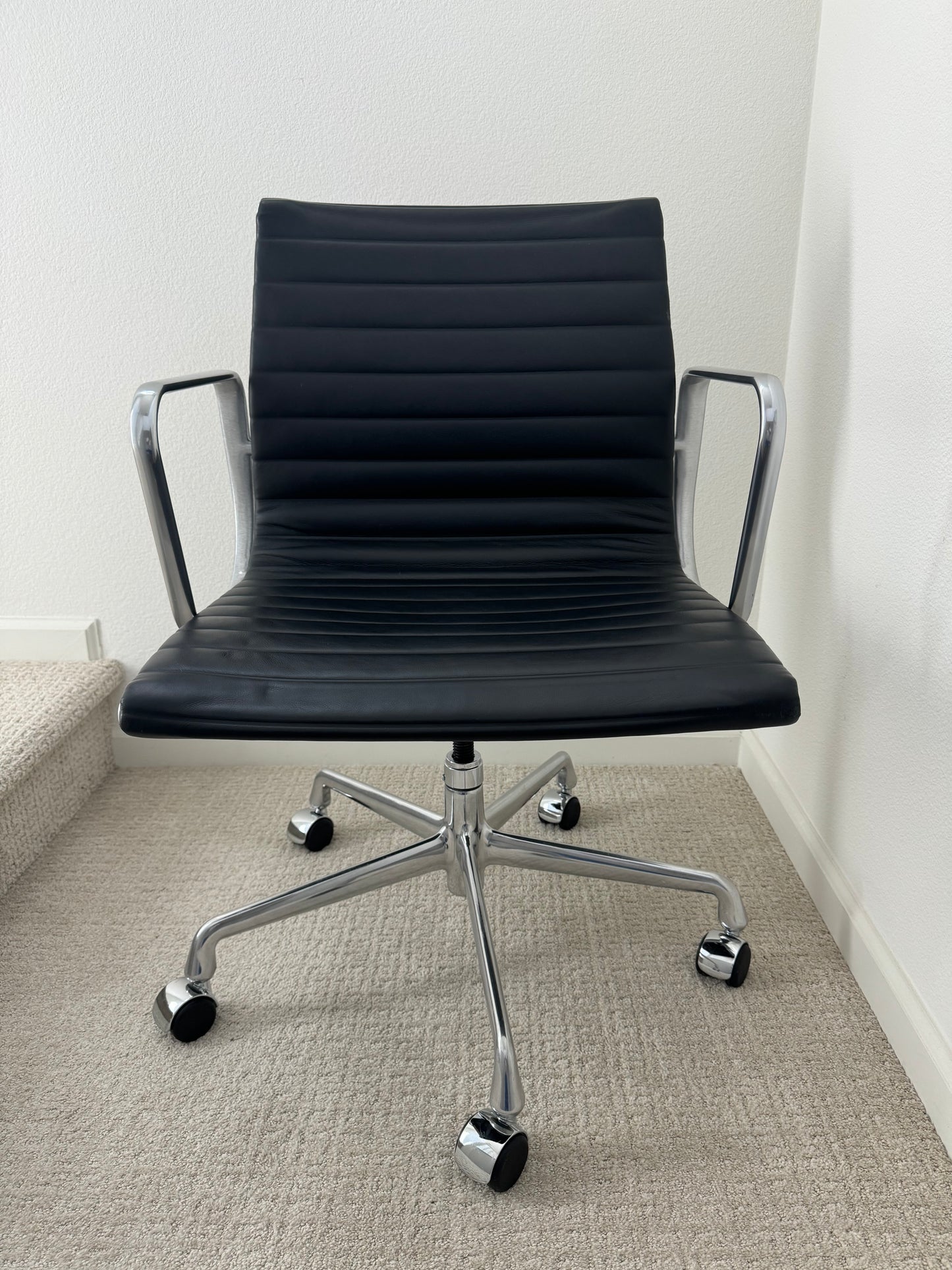 Authentic Herman Miller Eames Aluminum Group Management Office Chair With Black Leather