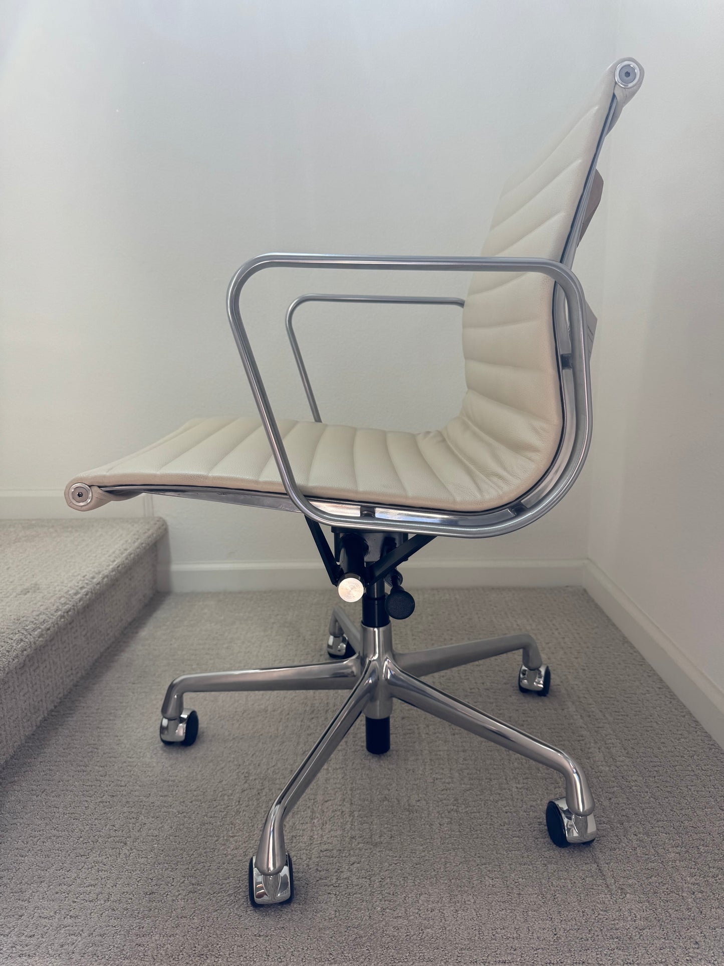 2025 Brand New Herman Miller Eames Management Office Chair With cream Vicenza leather