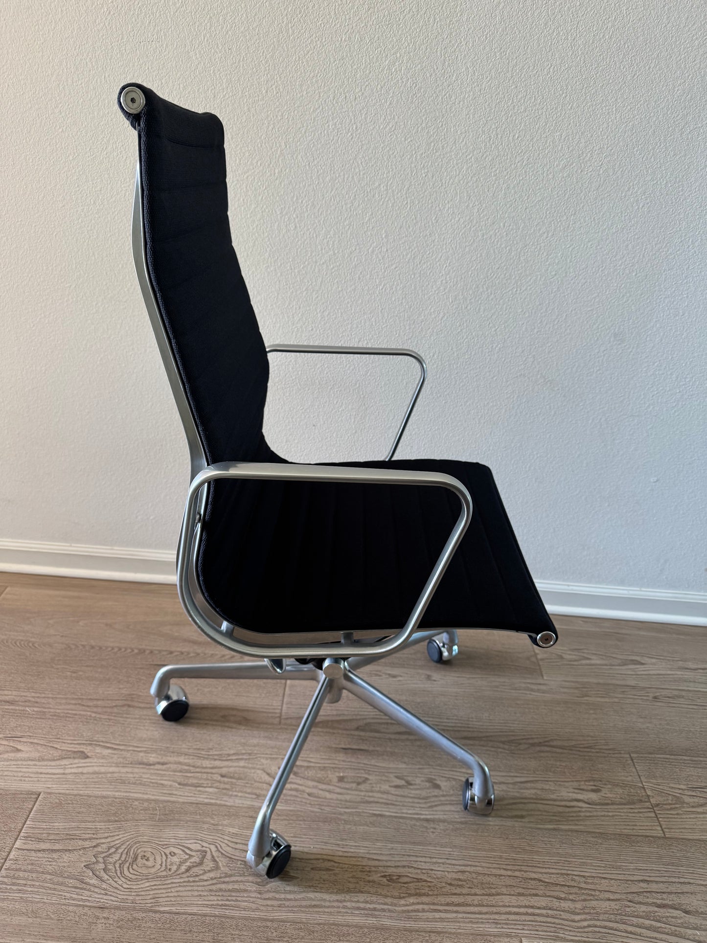 💯 Authentic Herman Miller Eames Aluminum Group Executive Chair( High Back)