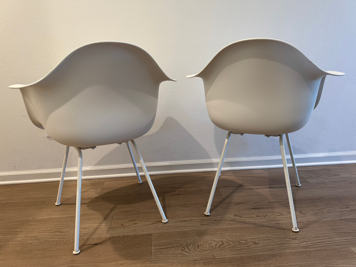 2018 Authentic Herman Miller Eames Modeled Plastic Arm chair / Side chair