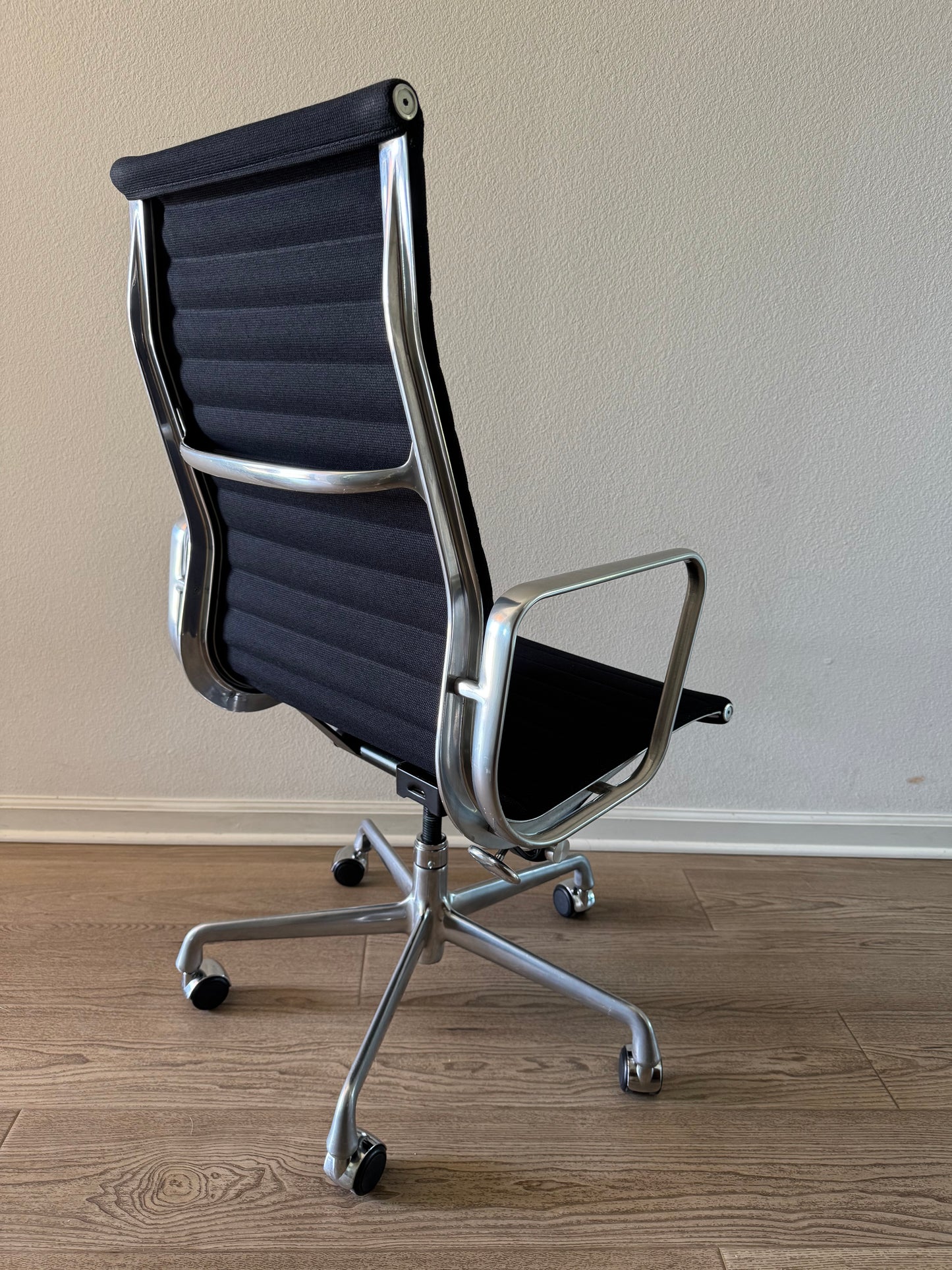💯 Authentic Herman Miller Eames Aluminum Group Executive Chair( High Back)