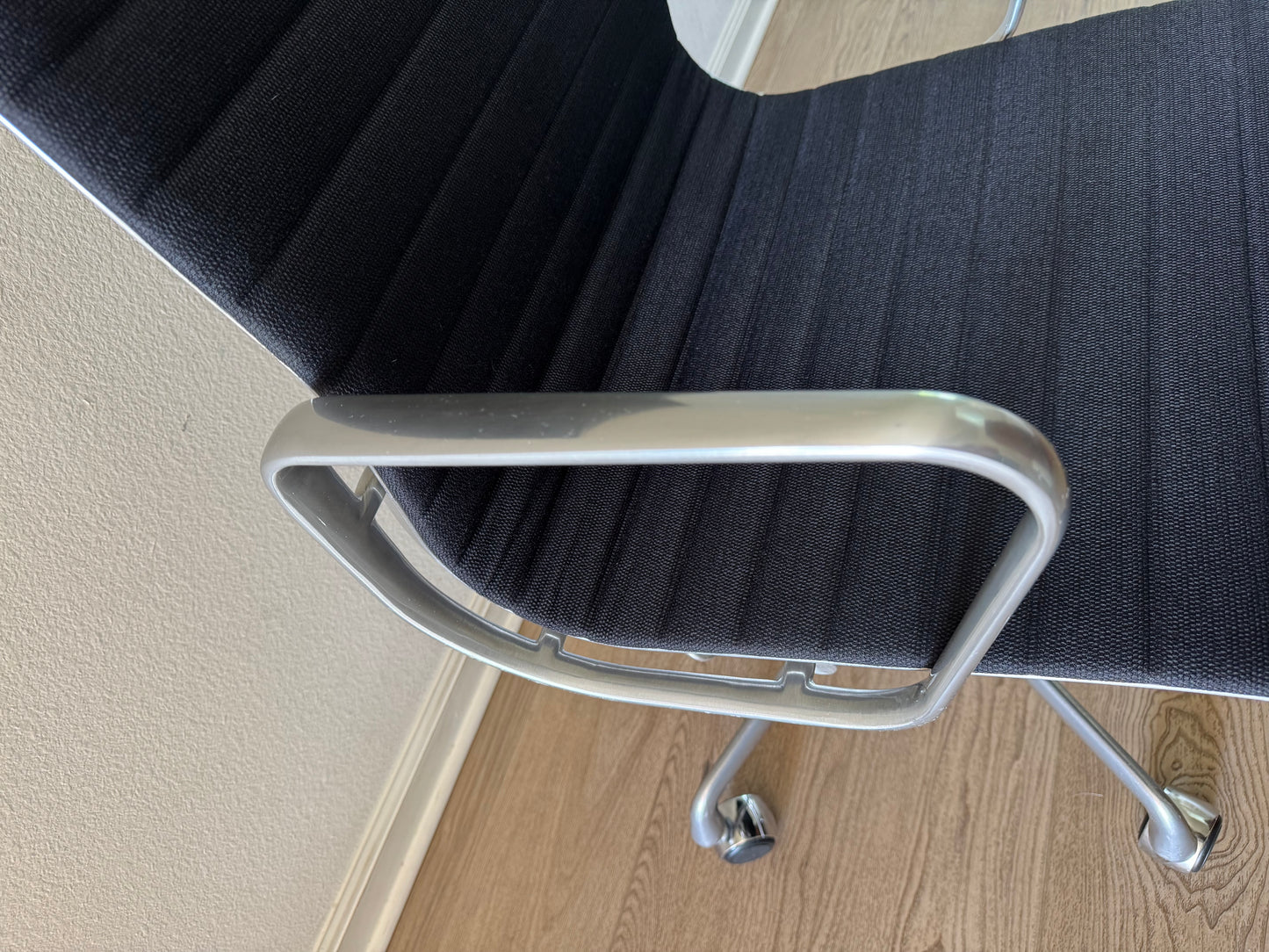 💯 Authentic Herman Miller Eames Aluminum Group Executive Chair( High Back)
