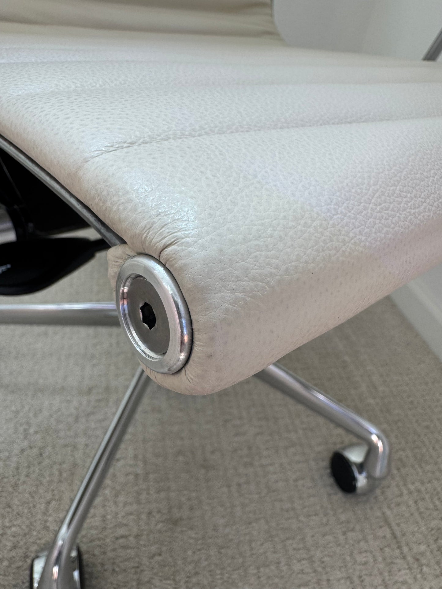 2025 Brand New Herman Miller Eames Management Office Chair With cream Vicenza leather