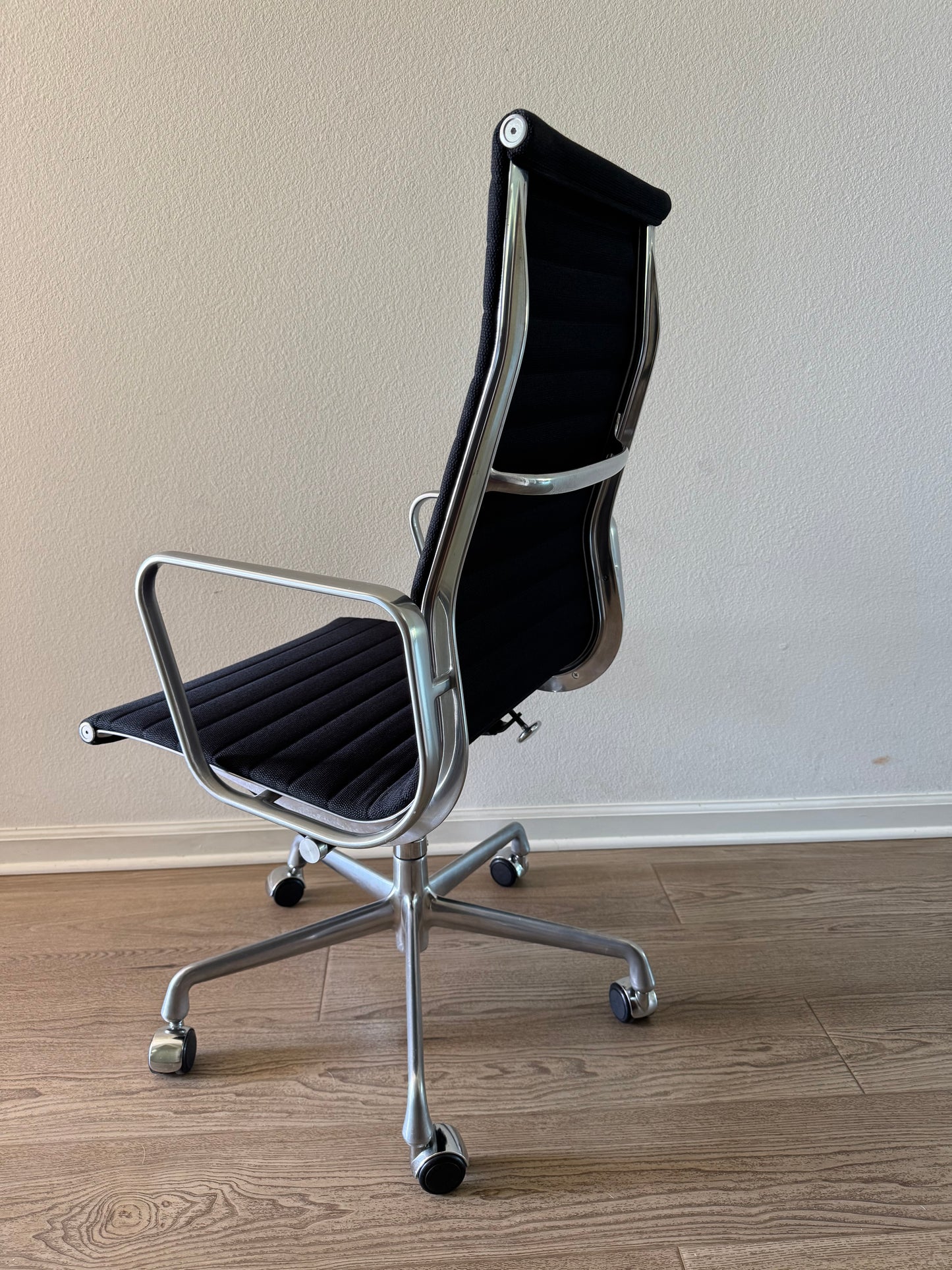 💯 Authentic Herman Miller Eames Aluminum Group Executive Chair( High Back)