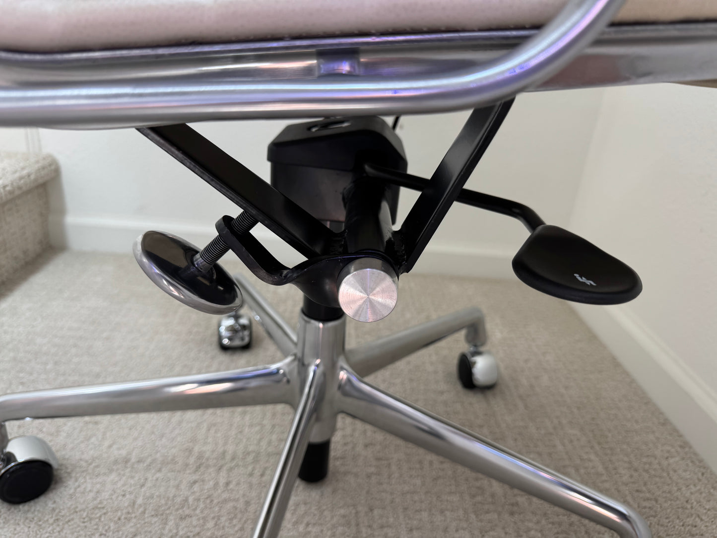 2025 Brand New Herman Miller Eames Management Office Chair With cream Vicenza leather