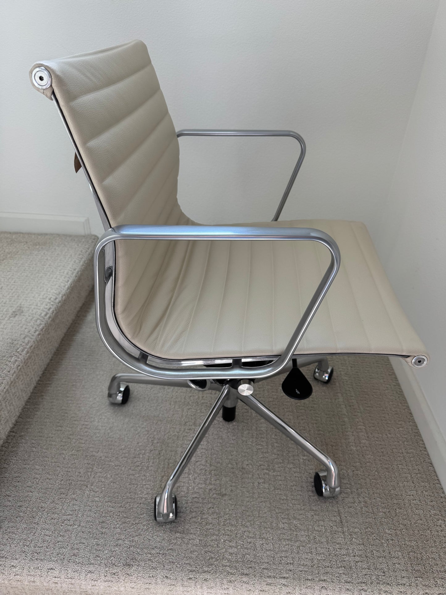 2025 Brand New Herman Miller Eames Management Office Chair With cream Vicenza leather