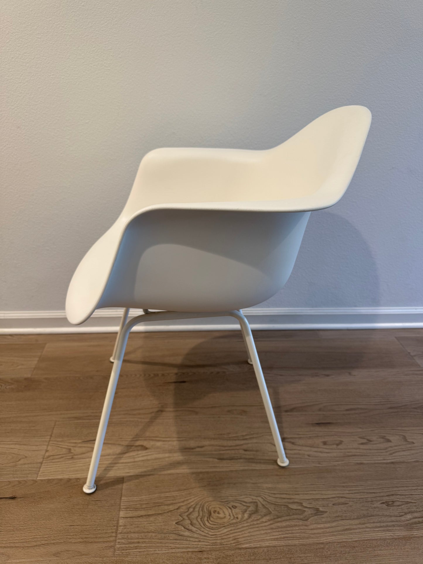 2018 Authentic Herman Miller Eames Modeled Plastic Arm chair / Side chair