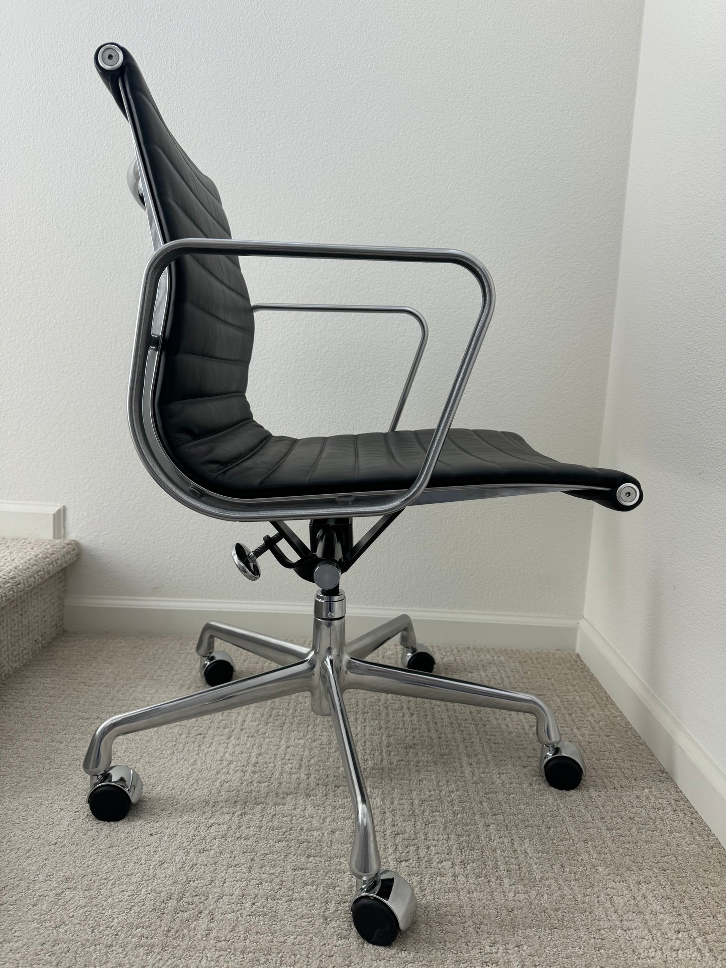 Authentic Herman Miller Eames Aluminum Group Management Office Chair With Black Leather