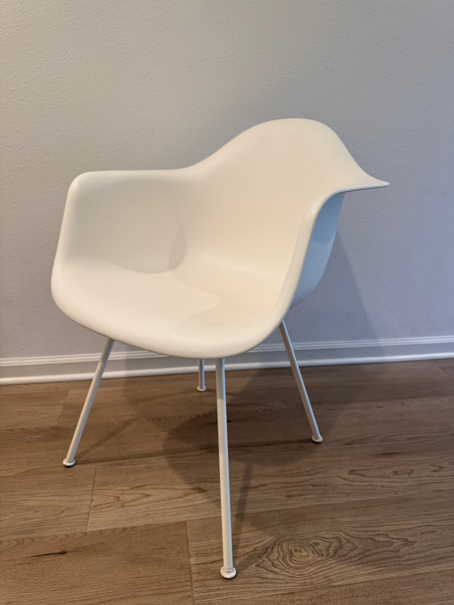 2018 Authentic Herman Miller Eames Modeled Plastic Arm chair / Side chair