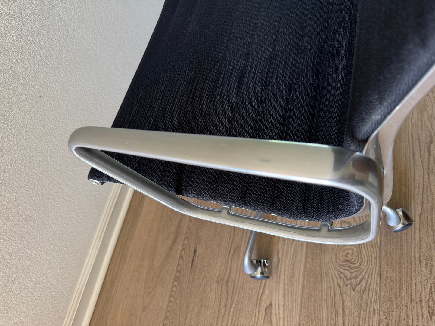 💯 Authentic Herman Miller Eames Aluminum Group Executive Chair( High Back)