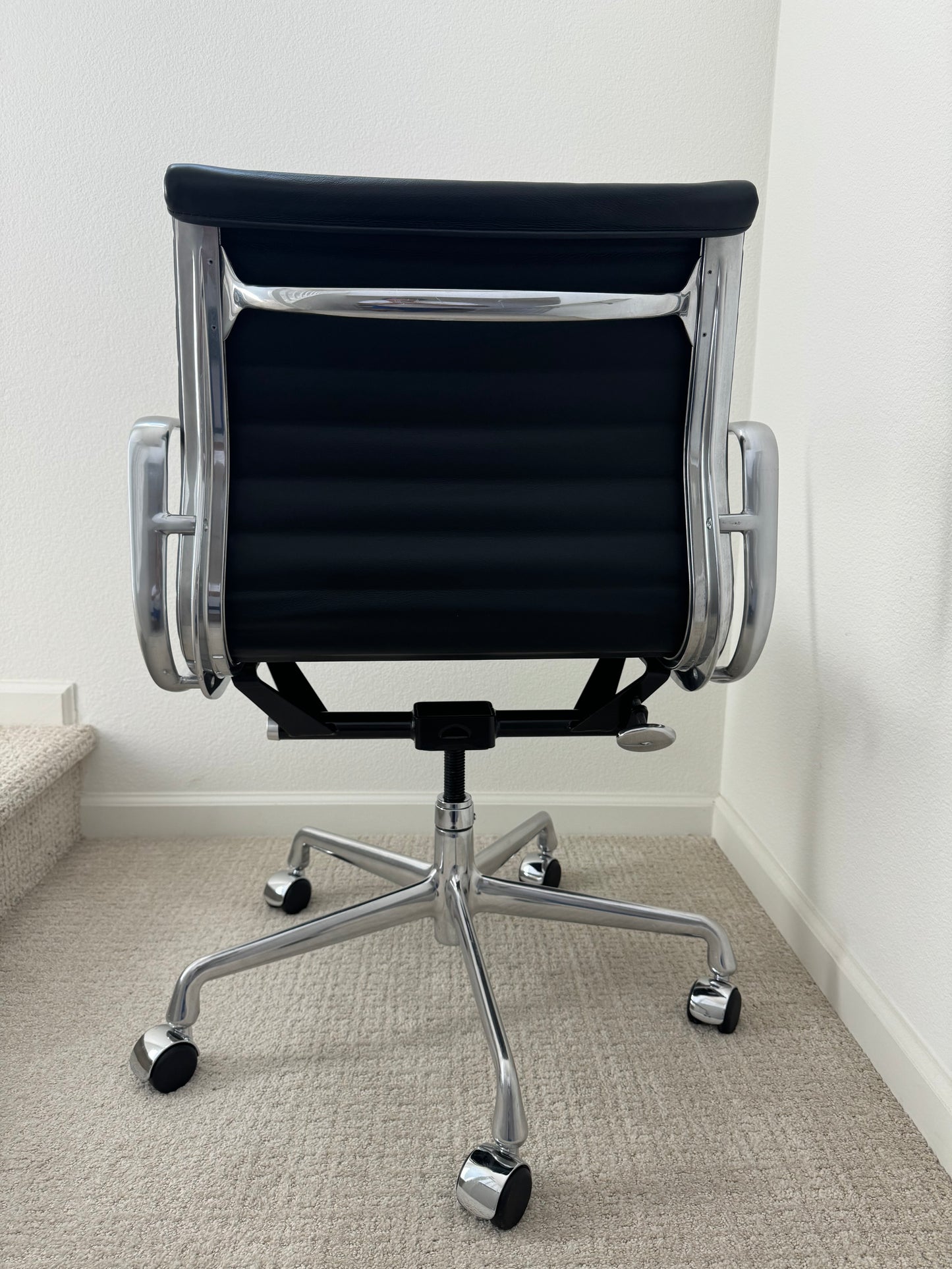 Authentic Herman Miller Eames Aluminum Group Management Office Chair With Black Leather