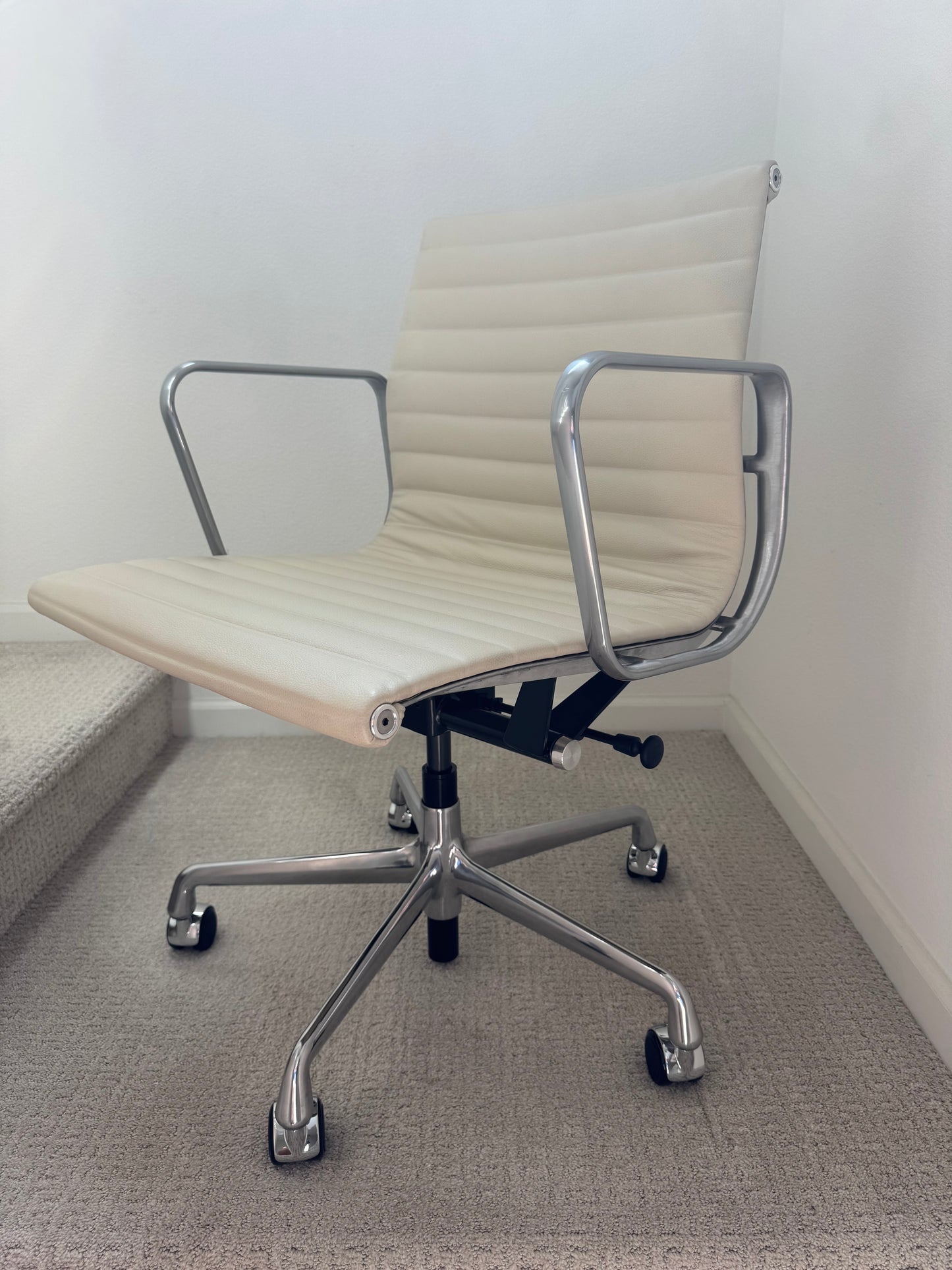 2025 Brand New Herman Miller Eames Management Office Chair With cream Vicenza leather