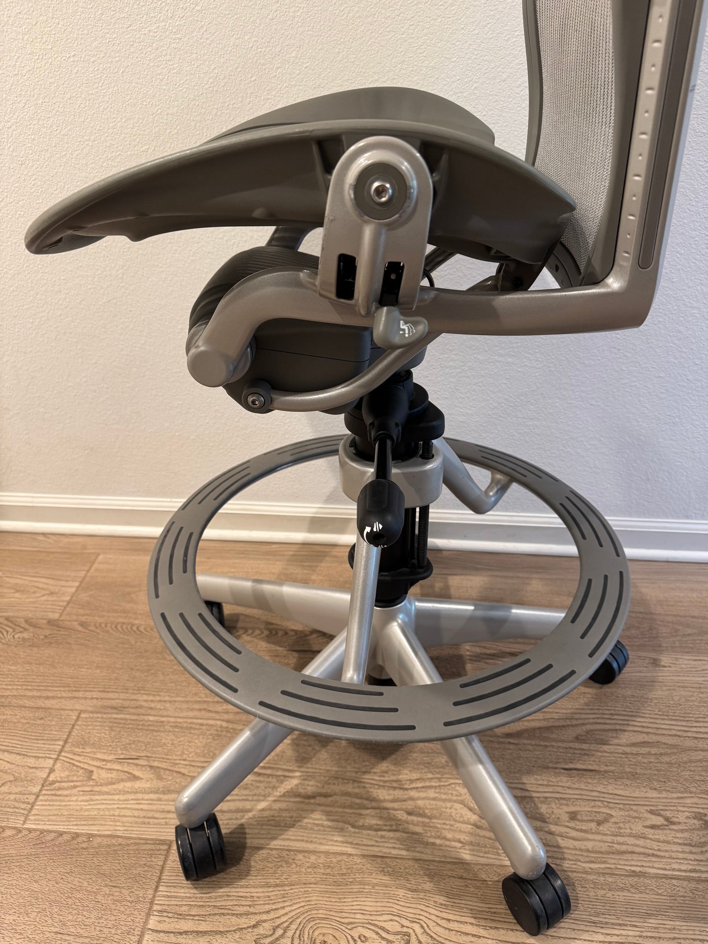 Premium Refurbished Herman Miller Aeron Classic Fully Loaded Model Drafting Office Chair/ Work Stool