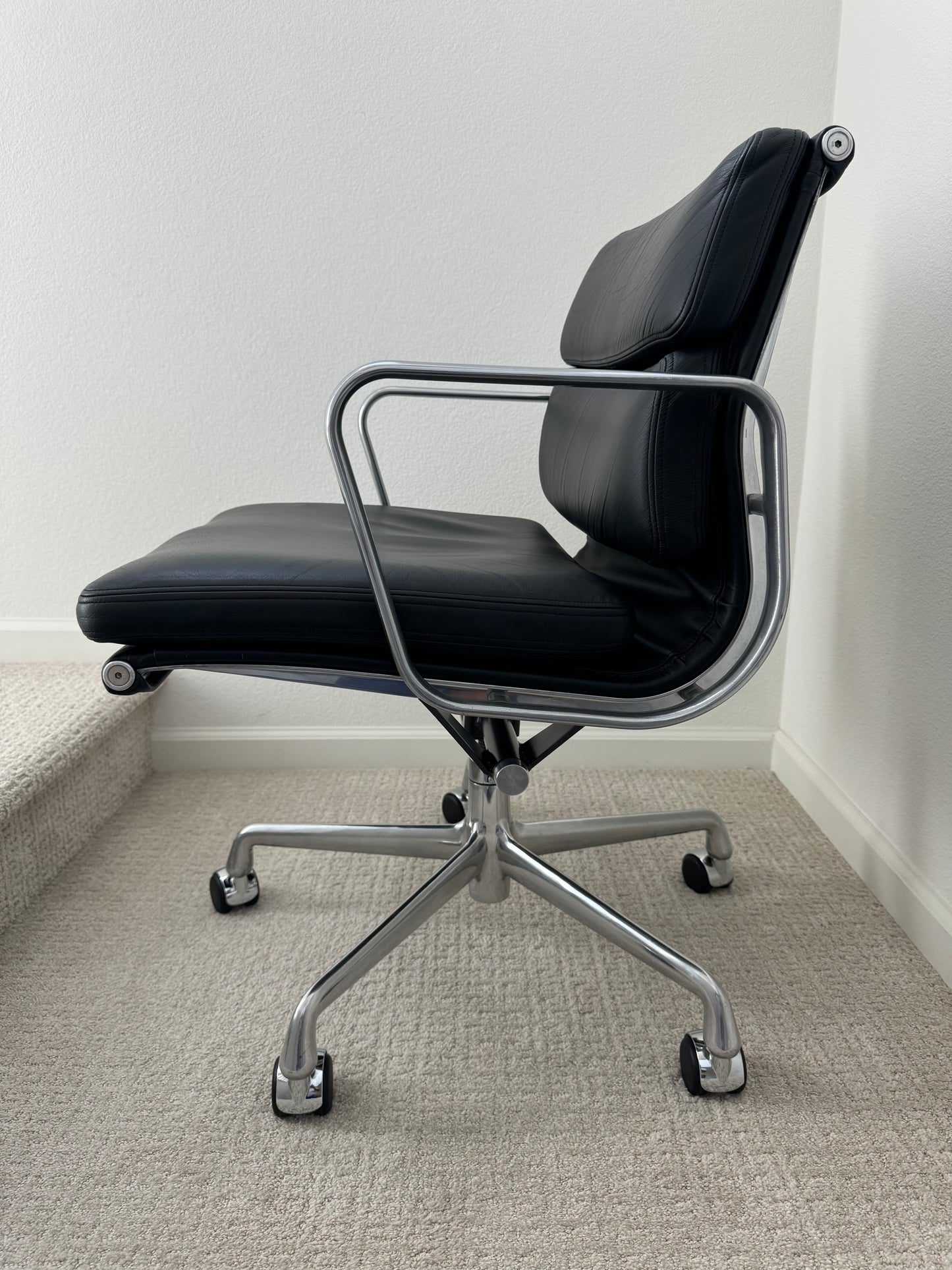 Authentic Herman Miller Eames Soft Pad Management Office Chair With Black Leather