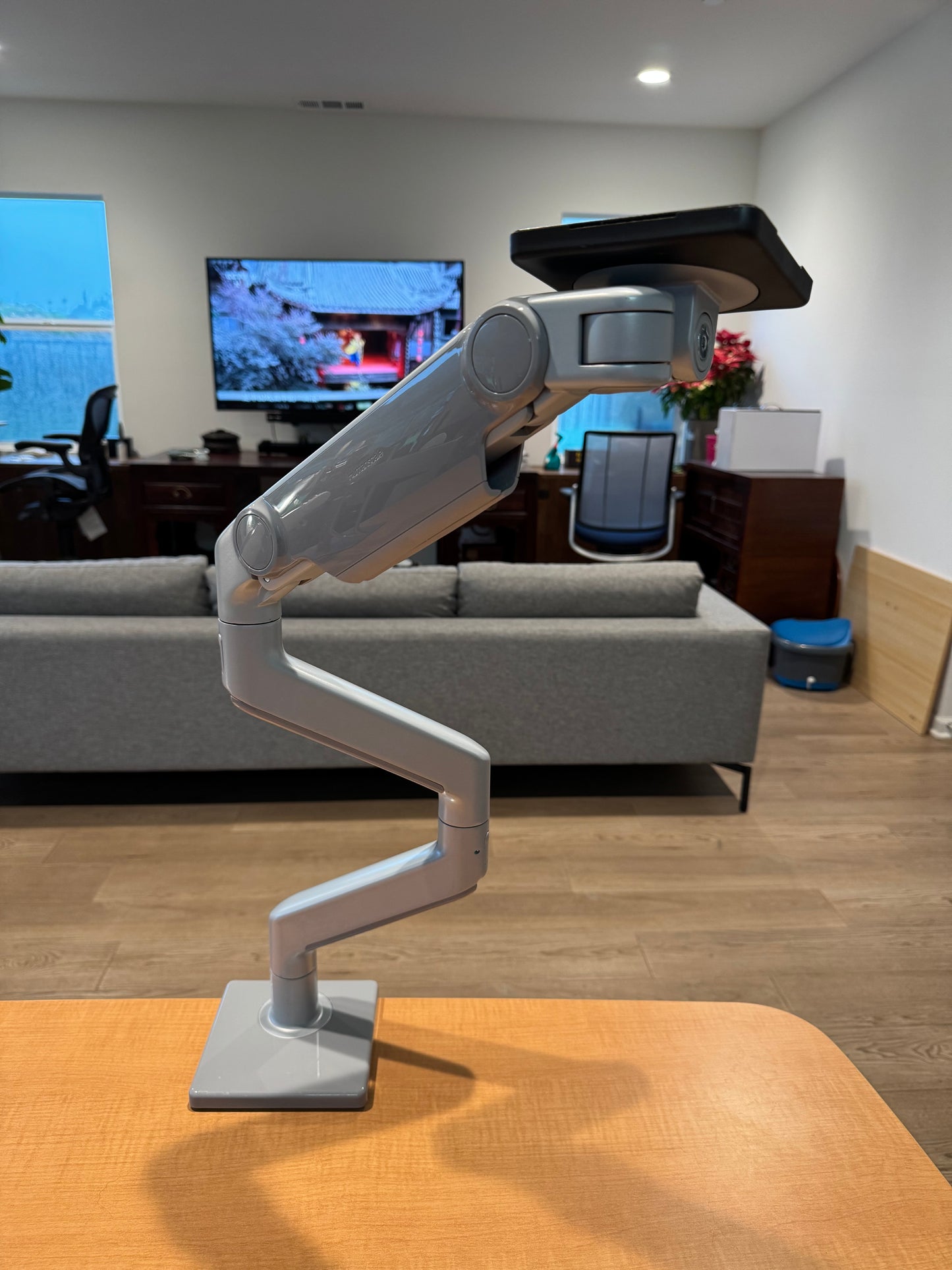 Humanscale M10 single monitor arm