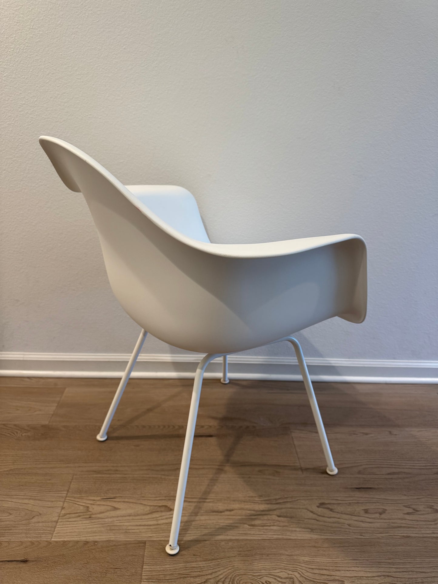 2018 Authentic Herman Miller Eames Modeled Plastic Arm chair / Side chair
