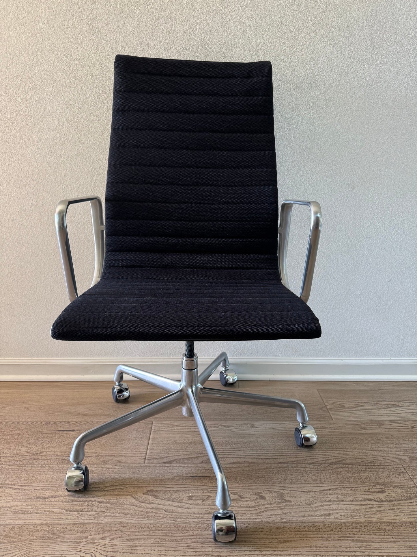 💯 Authentic Herman Miller Eames Aluminum Group Executive Chair( High Back)