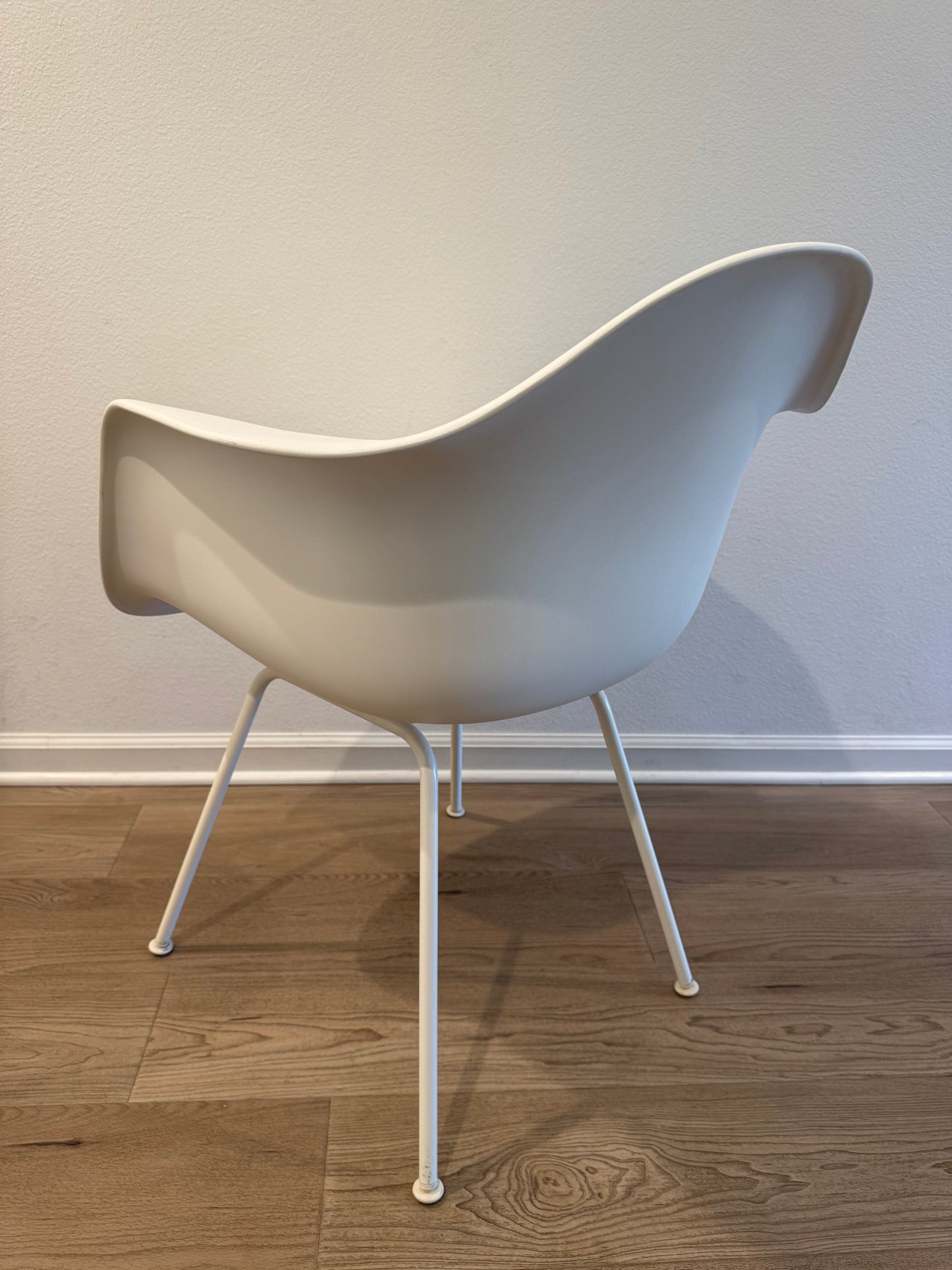 2018 Authentic Herman Miller Eames Modeled Plastic Arm chair / Side chair