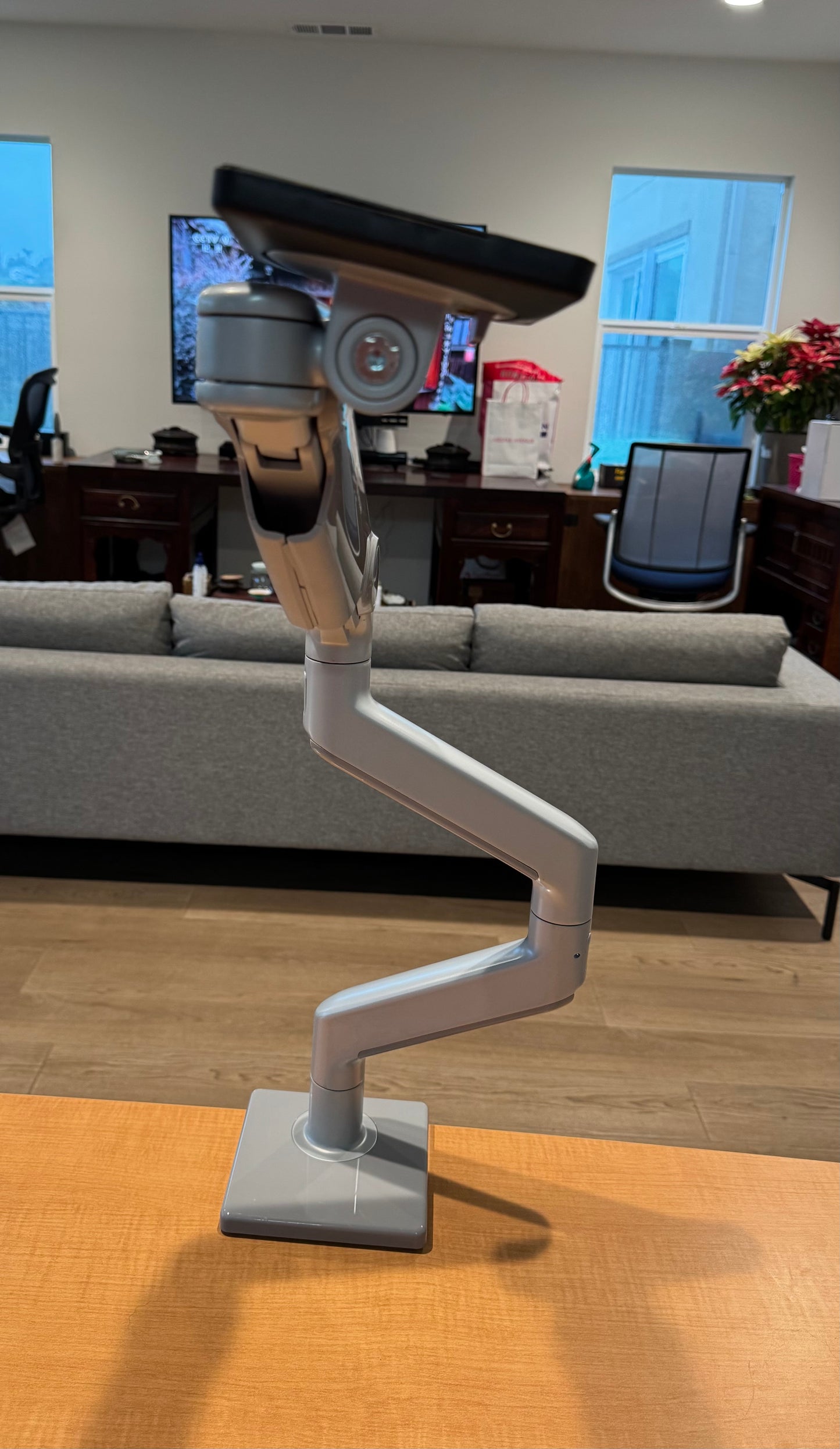Humanscale M10 single monitor arm
