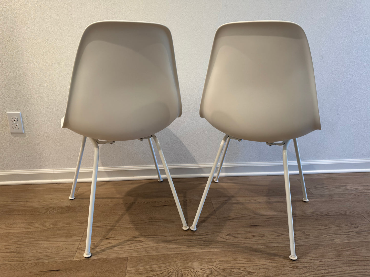 2018 Authentic Herman Miller Eames Modeled Plastic Arm chair / Side chair