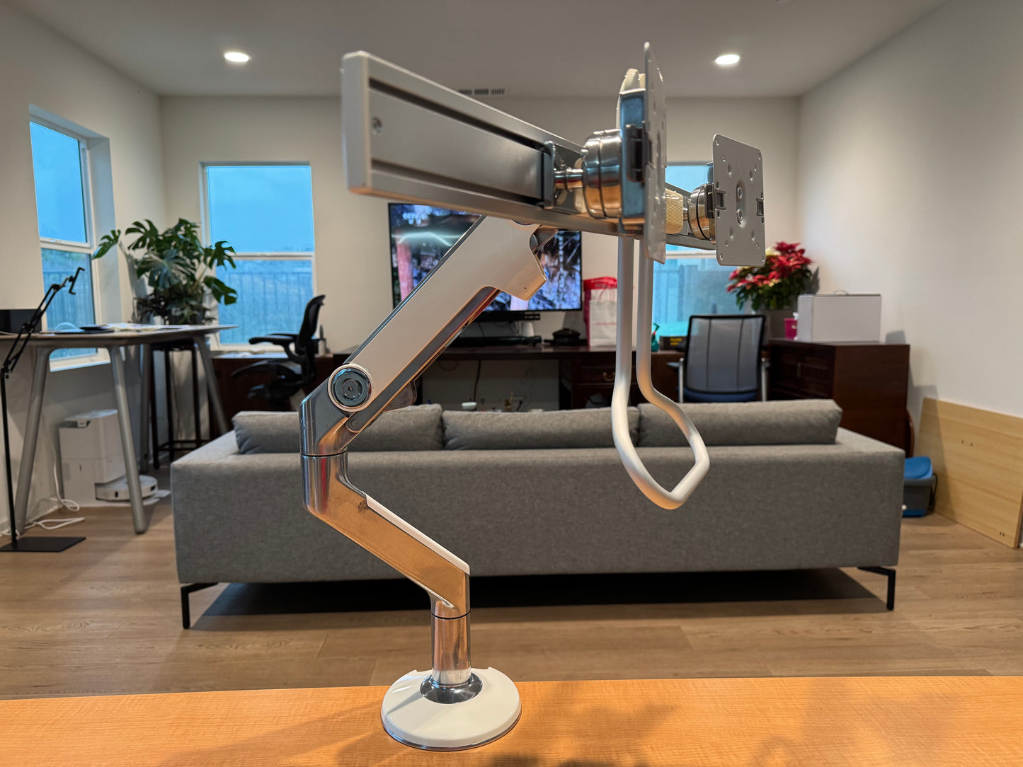 Humanscale M8.1 DUAL MONITOR ARM(28”), CROSSBAR WITH HANDLE, ANGLED/DYNAMIC LINKS