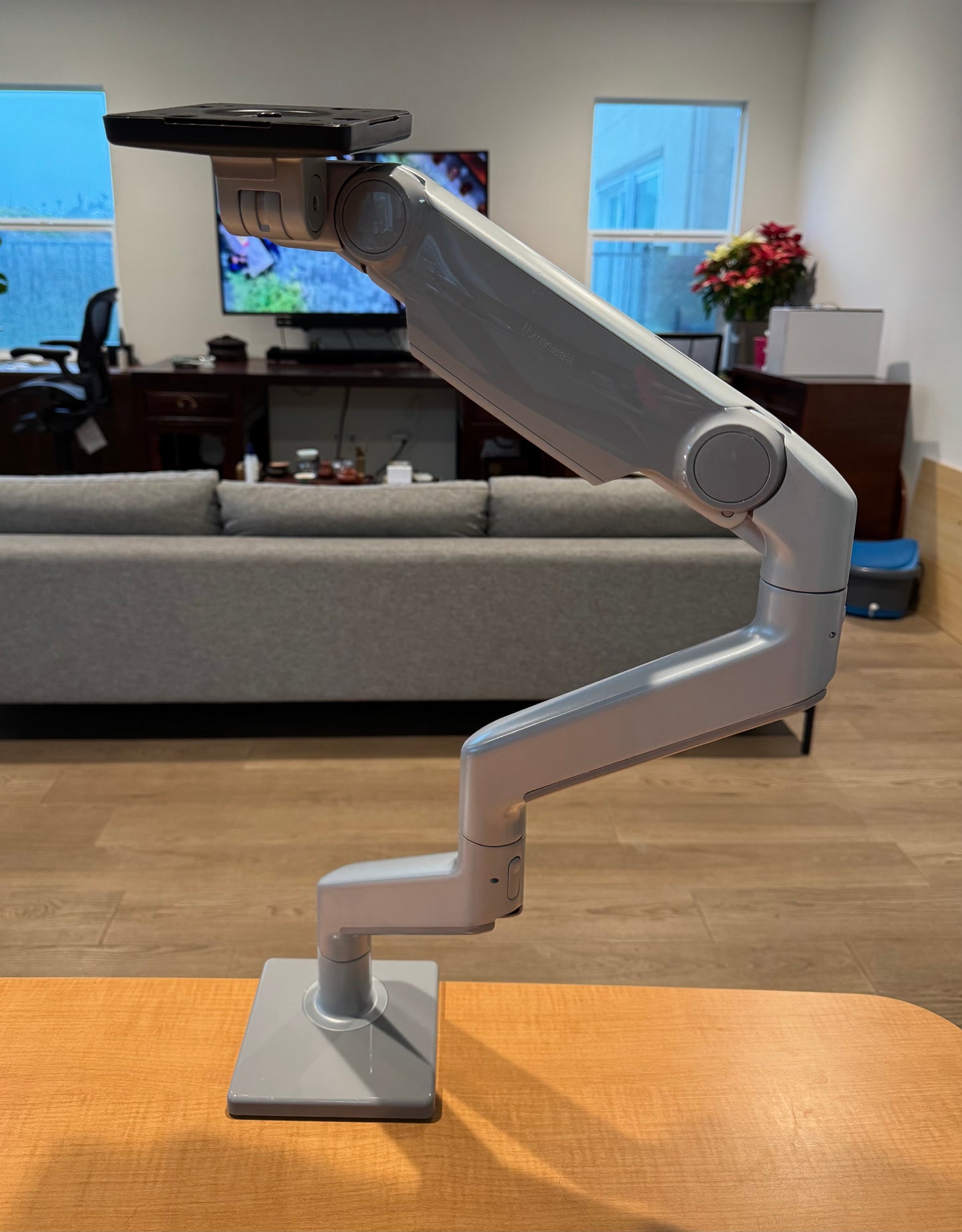 Humanscale M10 single monitor arm