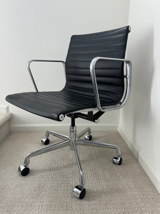 Authentic Herman Miller Eames Aluminum Group Management Office Chair With Black Leather