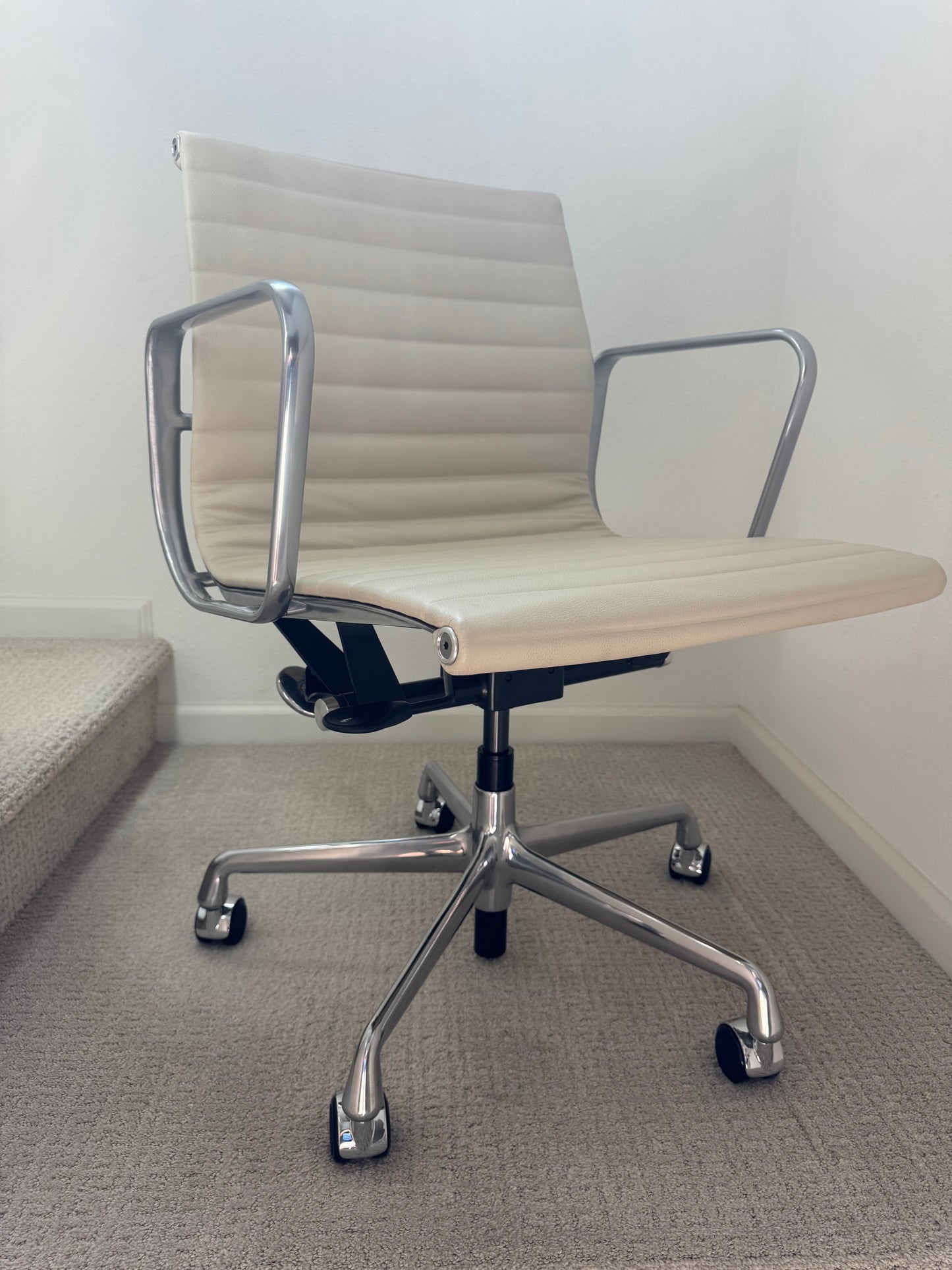 2025 Brand New Herman Miller Eames Management Office Chair With cream Vicenza leather