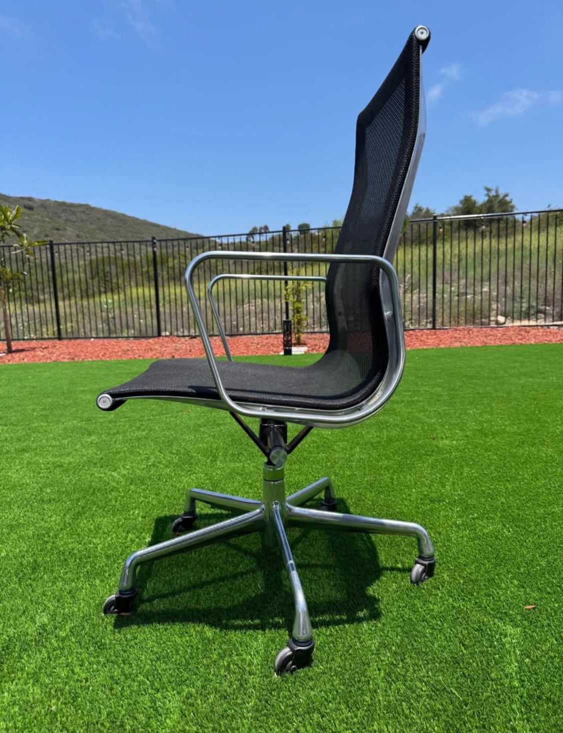 💯 Authentic Herman Miller Eames Aluminum Group Executive Chair( High Back)